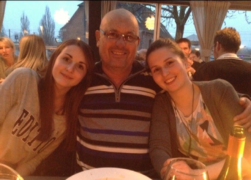 Julie med sin far og storesøster, Louise, i 2014. Efter hans død i 2020 blev det Julie, der fulgte Louise til alters under hendes bryllup. – Det var en stor ære at tage den plads for min far, når han ikke kunne være der, siger Julie.