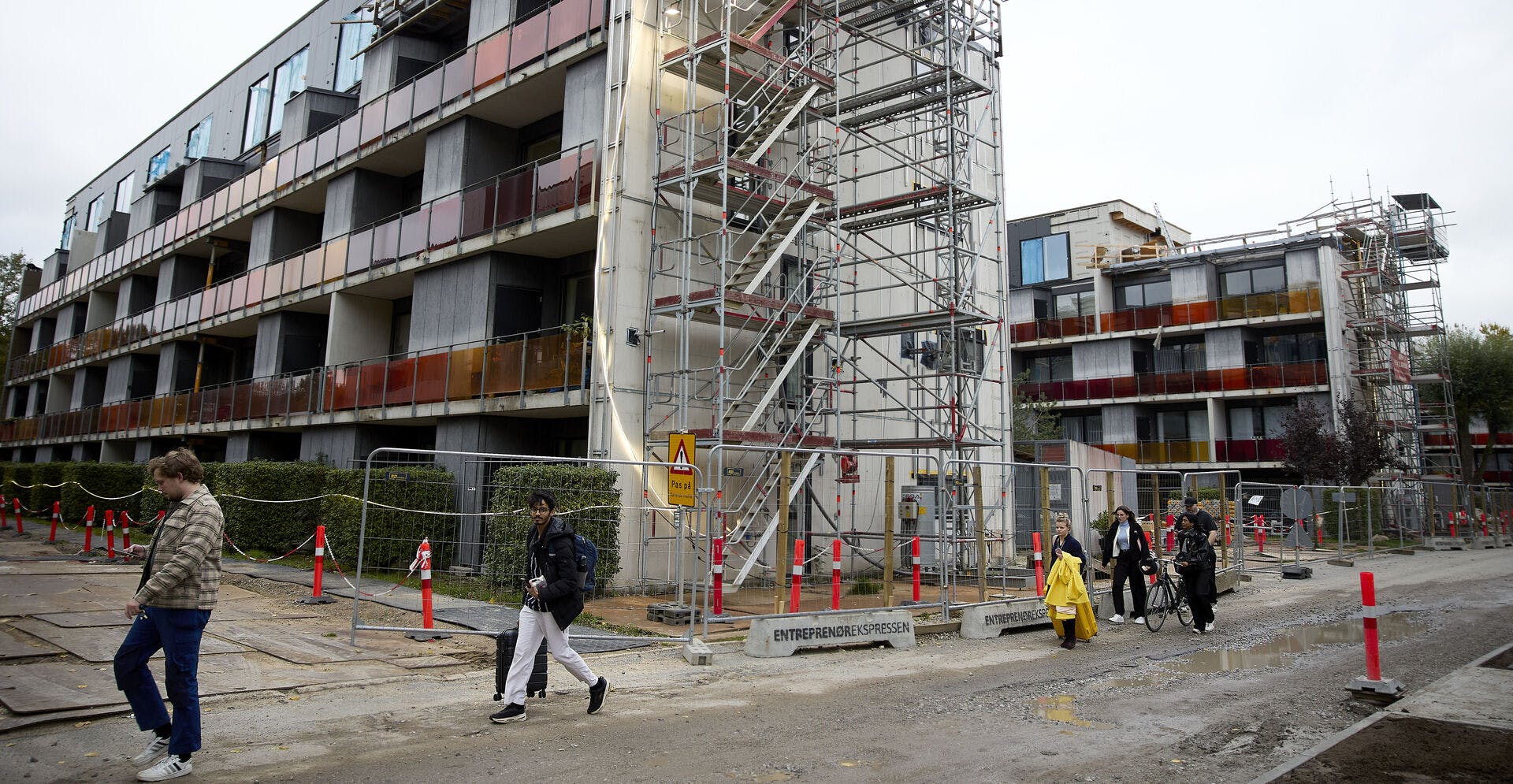 Efter en ufrivillig uge væk fra hjemmet kan 97 beboere i Munkebjerg Park 5-7 nu begynde at vende tilbage. Evakueringen blev iværksat i sidste uge, da fundamenterne under svalegangene blev vurderet som usikre. Resten af beboerne må vente på nyt i næste uge.