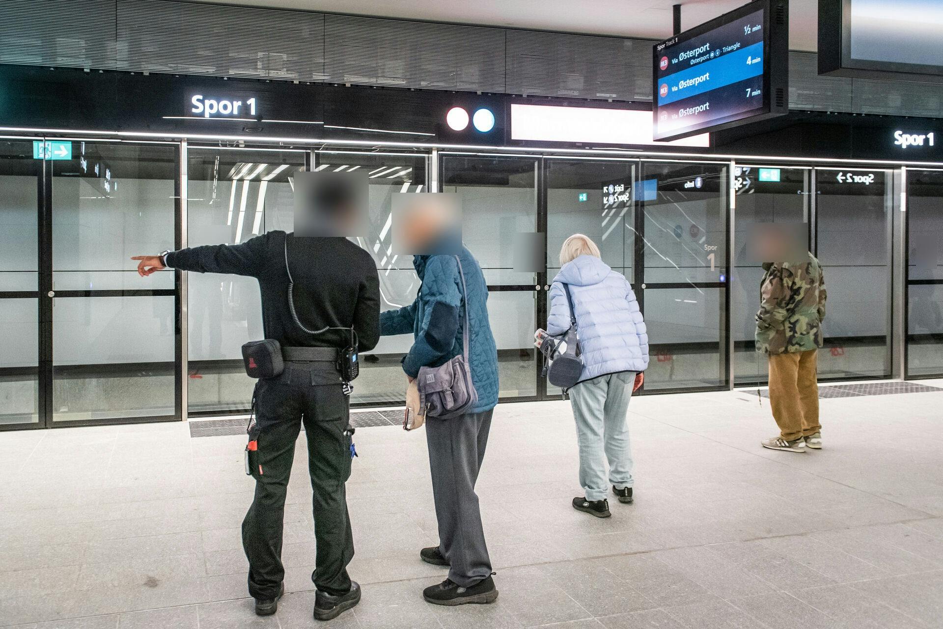 Ifølge afsløringen har blandt andre hjemløse og psykisk syge være nemme ofre for en lille gruppe af kontrollører i den københavnske metro. OBS: Personerne på billedet har ikke noget med den konkrete sag at gøre.