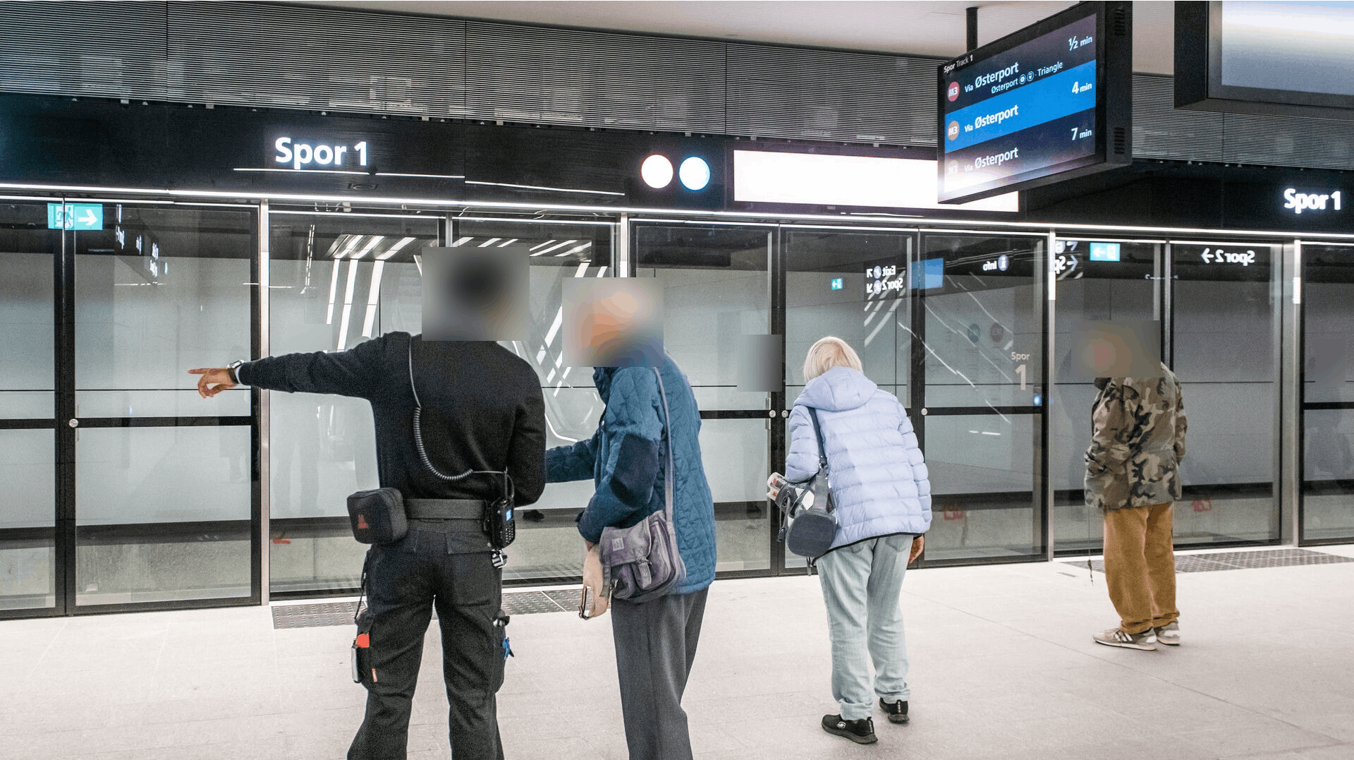 Ifølge afsløringen har blandt andre hjemløse og psykisk syge være nemme ofre for en lille gruppe af kontrollører i den københavnske metro. OBS: Personerne på billedet har ikke noget med den konkrete sag at gøre.