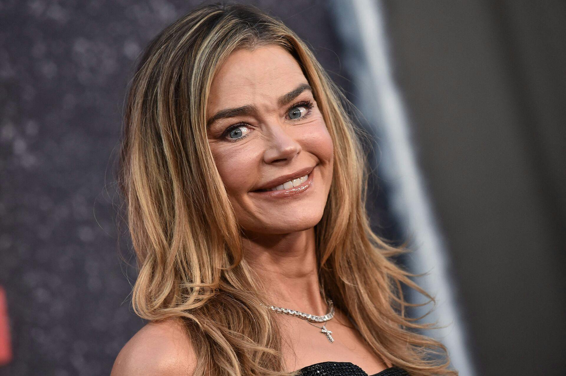 Denise Richards er blandt andet kendt fra James Bond-filmen "The World Is Not Enough", "Love Actually" og "Scary Movie 3", ligesom ægteskabet med Charlie Sheen også har trukket en del overskrifter i medierne.