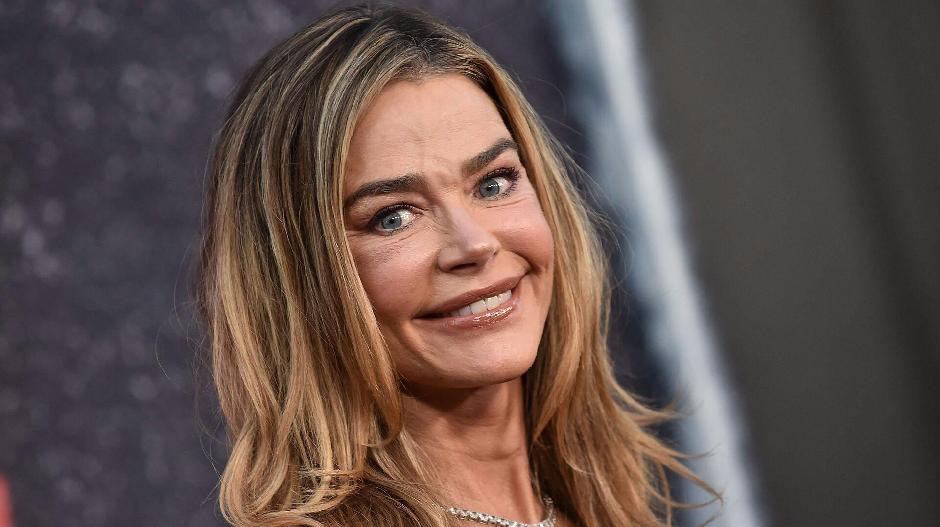 Denise Richards er blandt andet kendt fra James Bond-filmen "The World Is Not Enough", "Love Actually" og "Scary Movie 3", ligesom ægteskabet med Charlie Sheen også har trukket en del overskrifter i medierne.