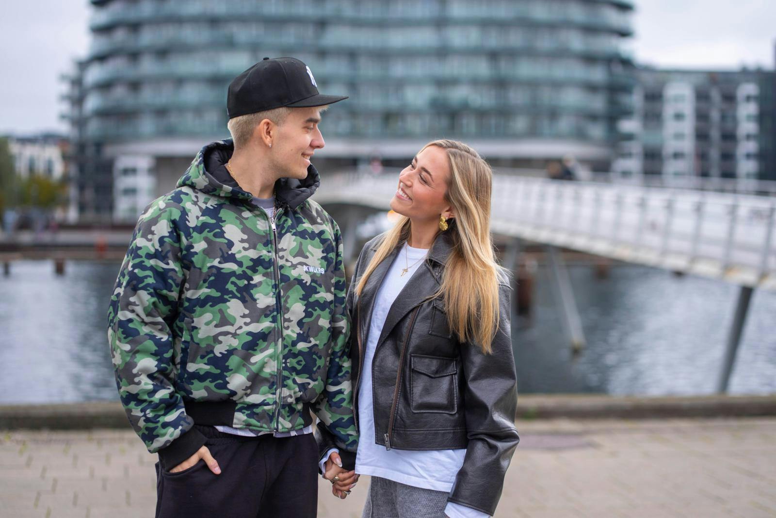 Dina Mary og Oliver Wollenberg smiler stort efter sejren i "Love Island", men indrømmer, at tanken om deres forældre som tv-seere gav en smule sved på panden.