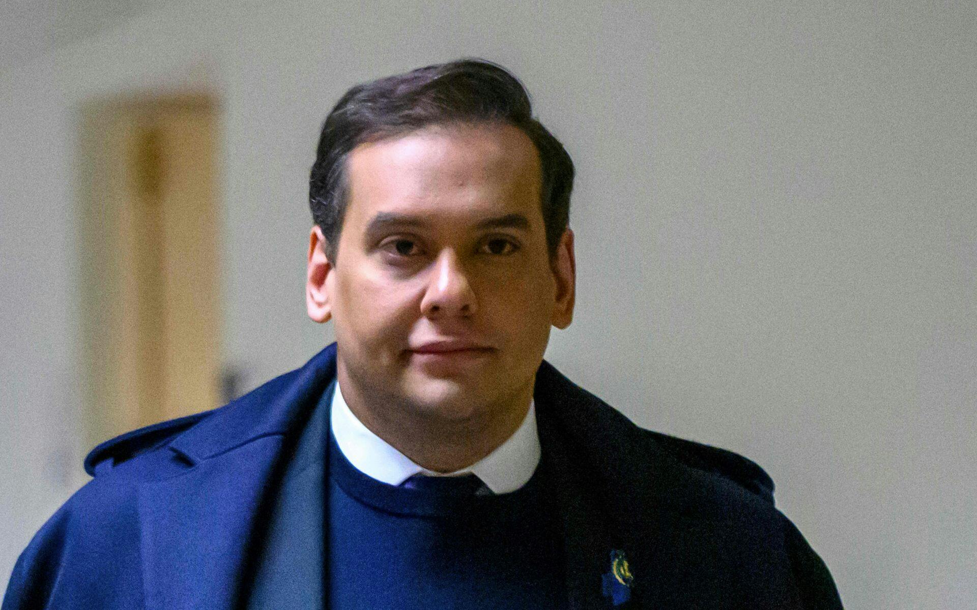 George Santos erkendte sig sidste år skyldig i svindel og identitetstyveri. Nu slipper han for straffen.