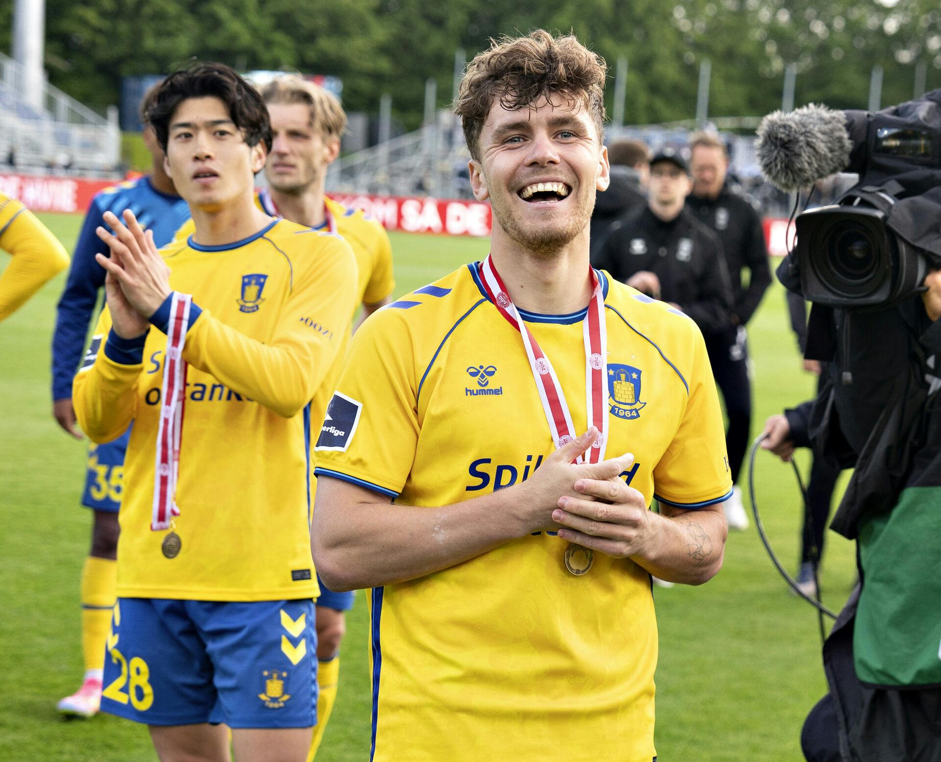 Mathias Kvistgaarden, der indtil i sommer spillede i Brøndby, afslører på sin Instagram-profil, at han er kæreste med Hafrún Rakel Halldórsdóttir, der ligeledes spiller i Brøndby på klubbens kvindehold.