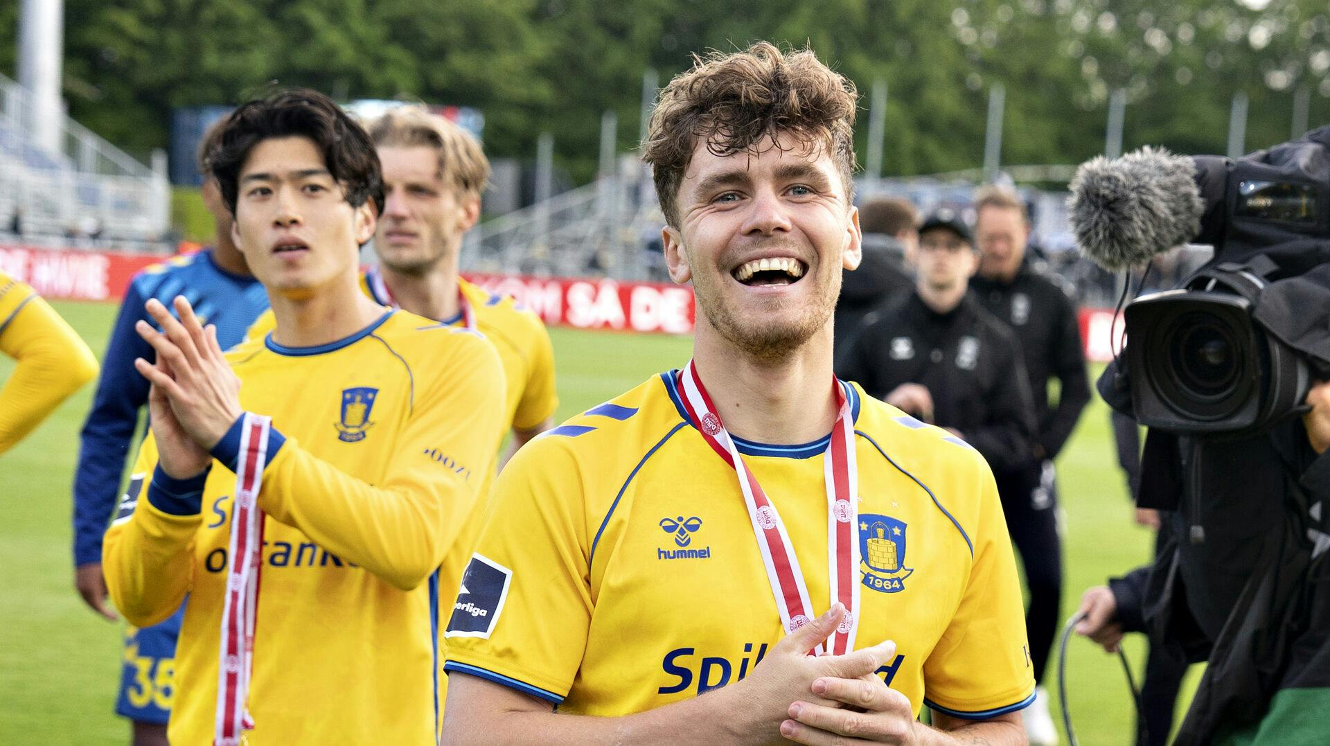 Mathias Kvistgaarden, der indtil i sommer spillede i Brøndby, afslører på sin Instagram-profil, at han er kæreste med Hafrún Rakel Halldórsdóttir, der ligeledes spiller i Brøndby på klubbens kvindehold.