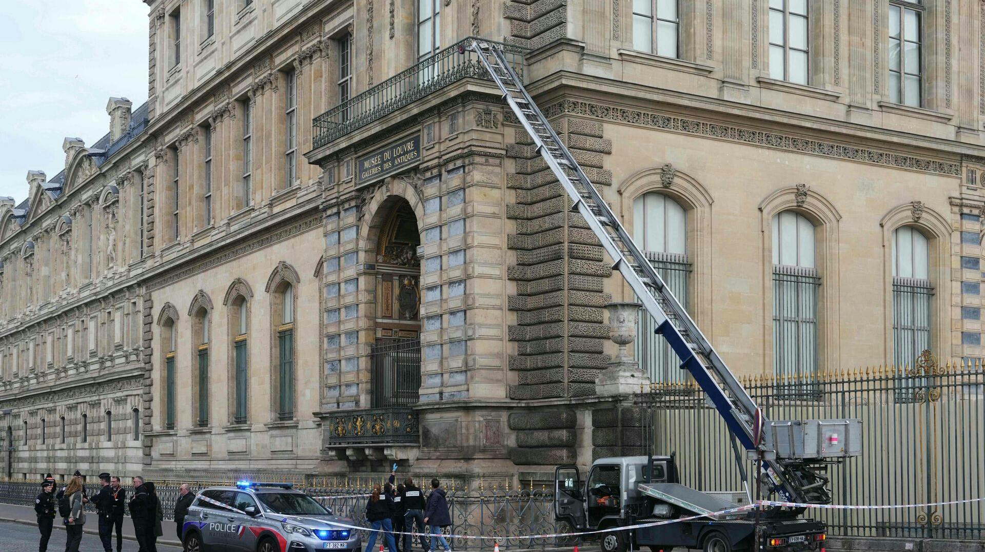 Det tog omkring syv minutter for smykkerne at slippe væk med uvurderlige smykker.