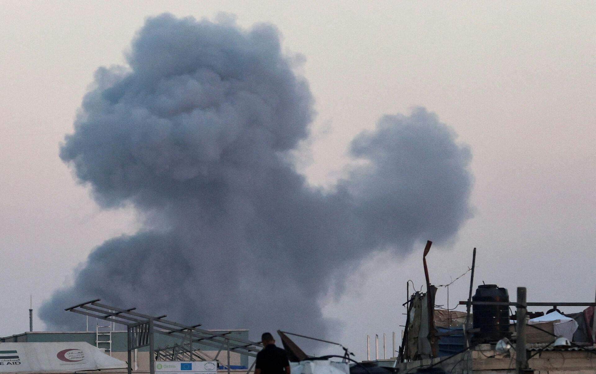 Smoke rises following an Israeli airstrike in Khan Younis, southern Gaza Strip, October 19, 2025. REUTERS/Ramadan Abed