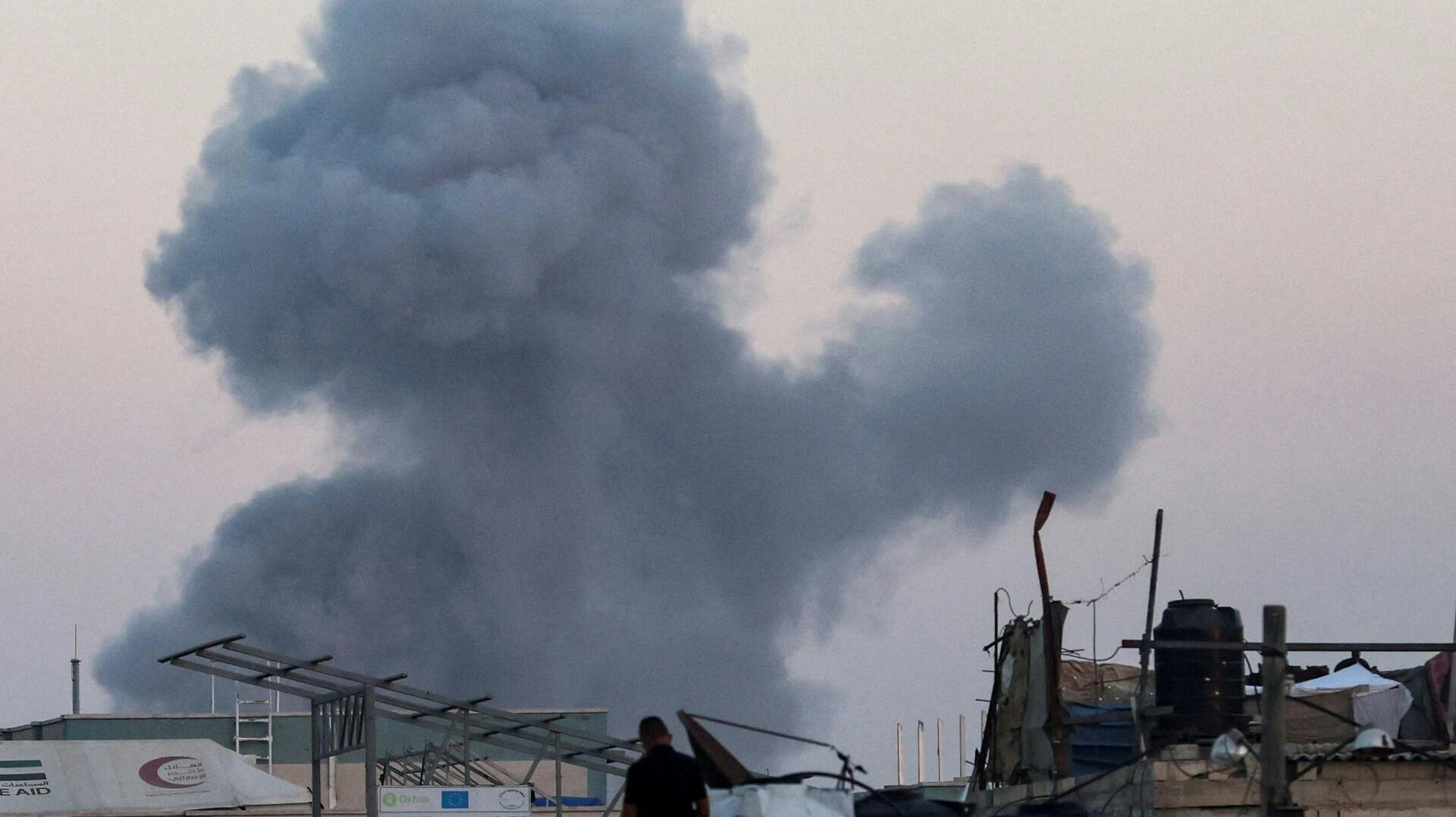 Smoke rises following an Israeli airstrike in Khan Younis, southern Gaza Strip, October 19, 2025. REUTERS/Ramadan Abed