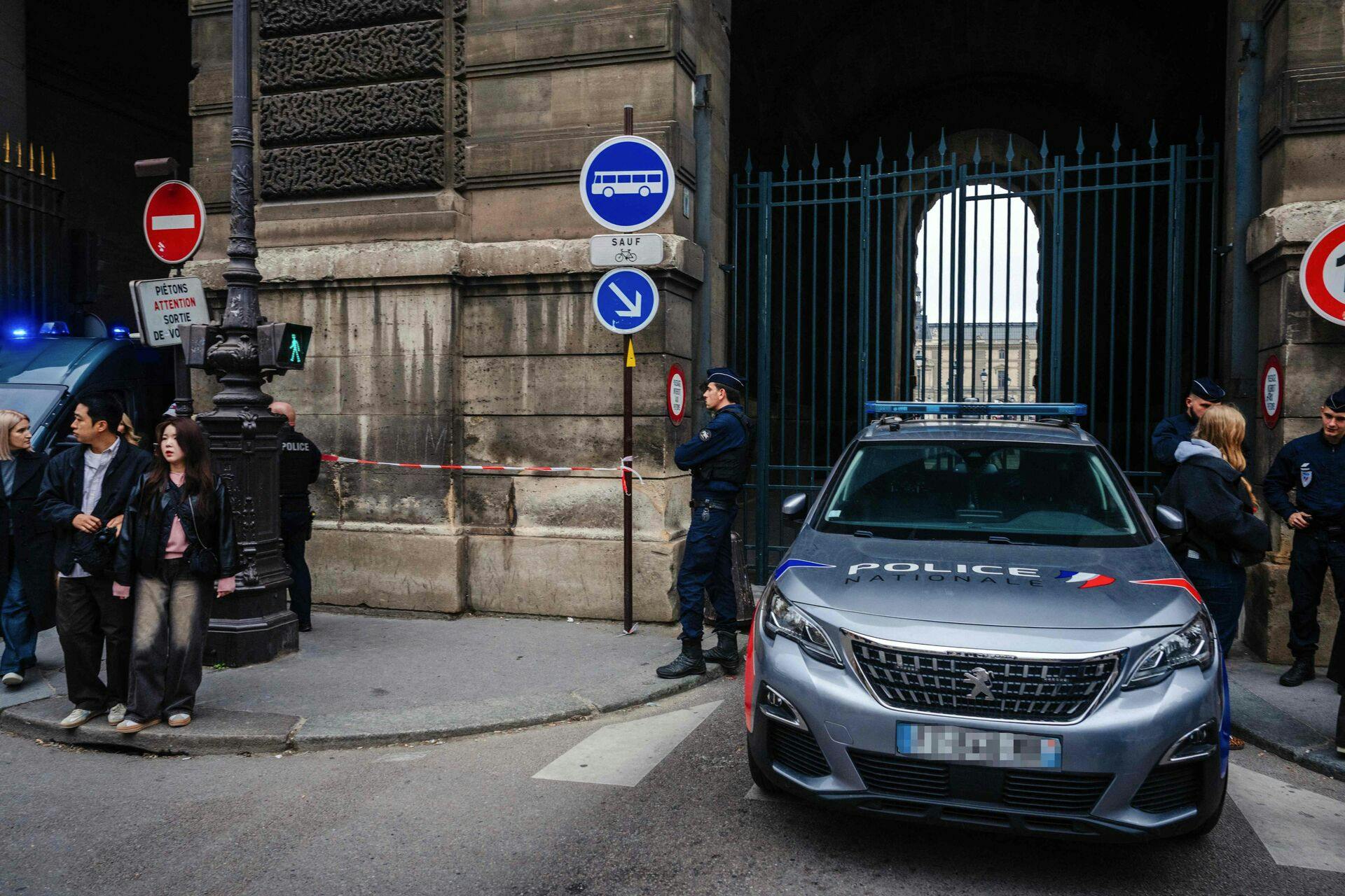 Det verdenskendte kunstmuseum Louvre var søndag udsat for et historisk røveri.
