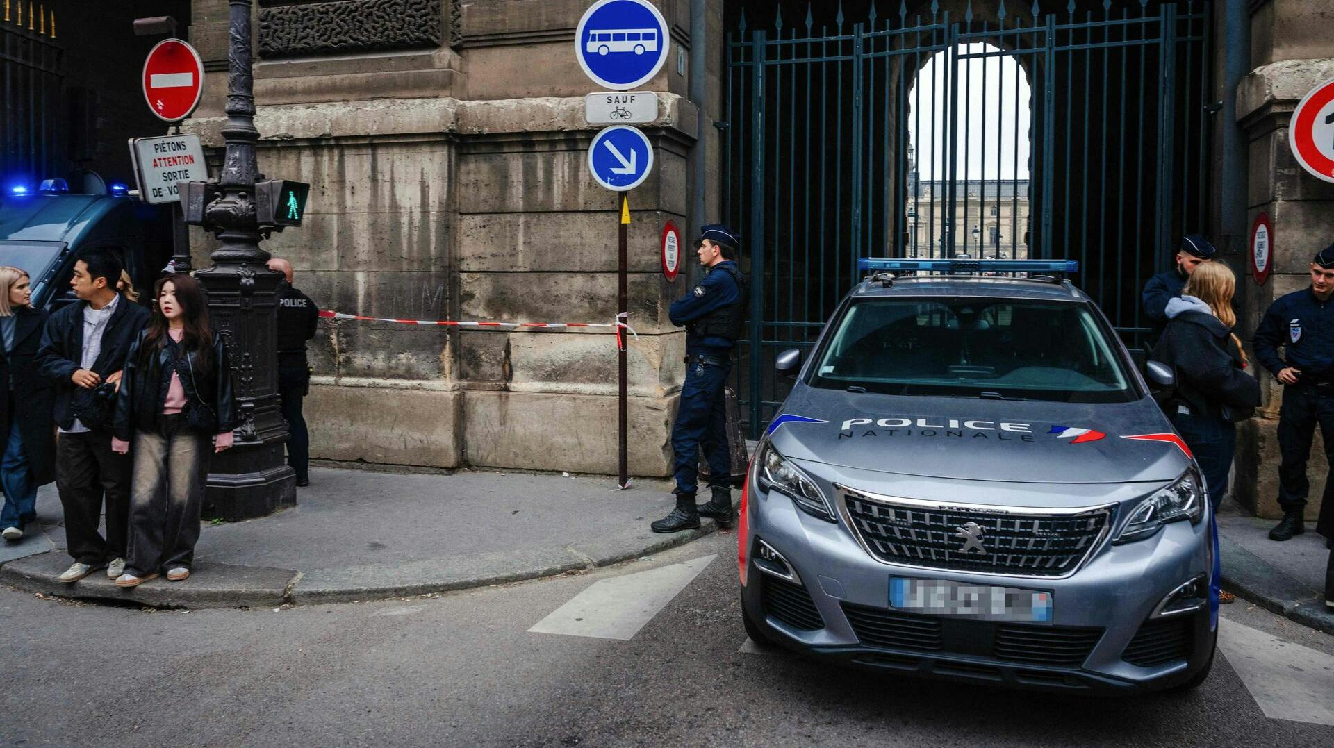 Det verdenskendte kunstmuseum Louvre var søndag udsat for et historisk røveri.