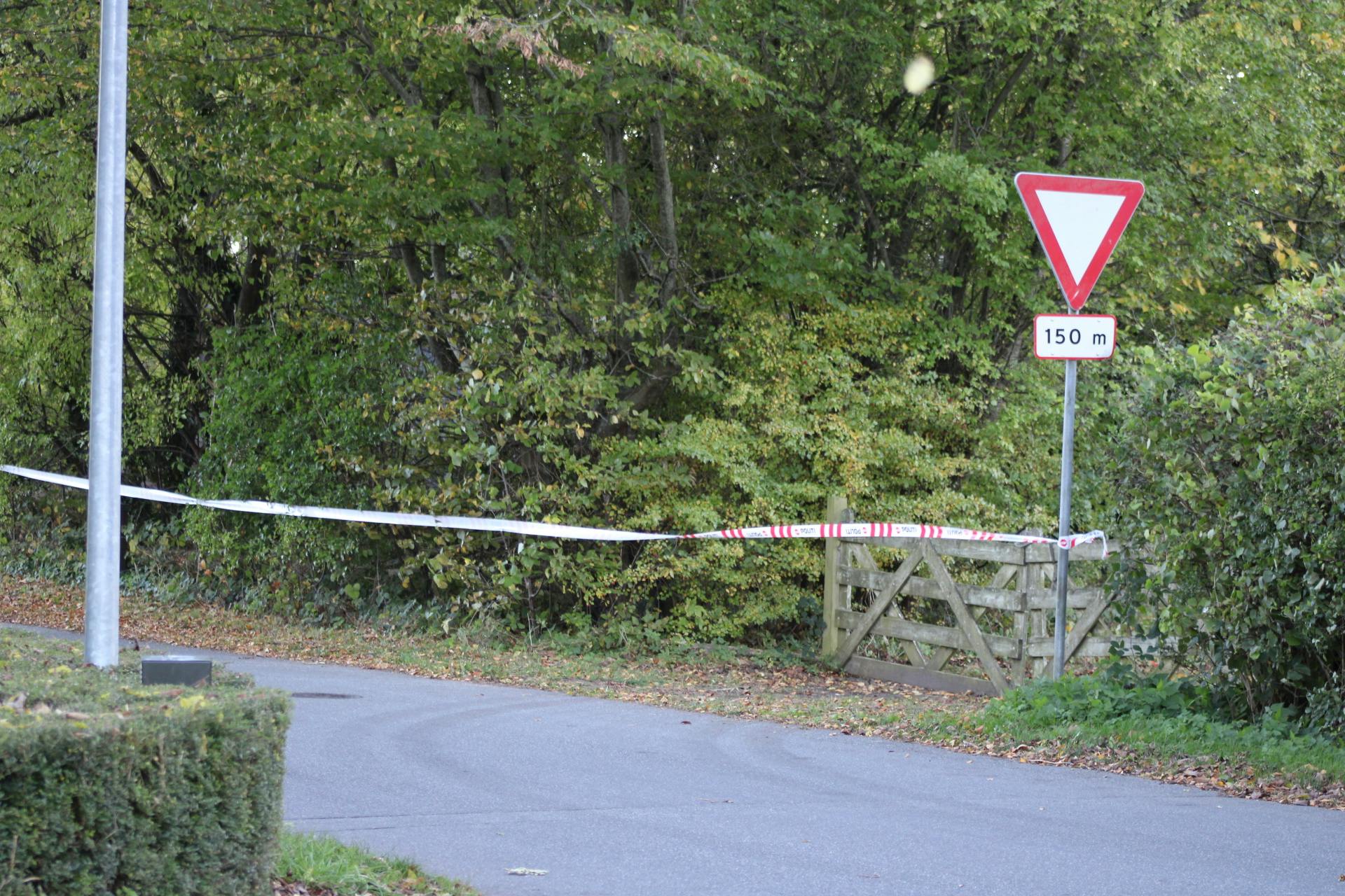 Politiet har fundet en pung nær det skelet, der søndag blev opdaget i Bukkemose Skov på Als.&nbsp;