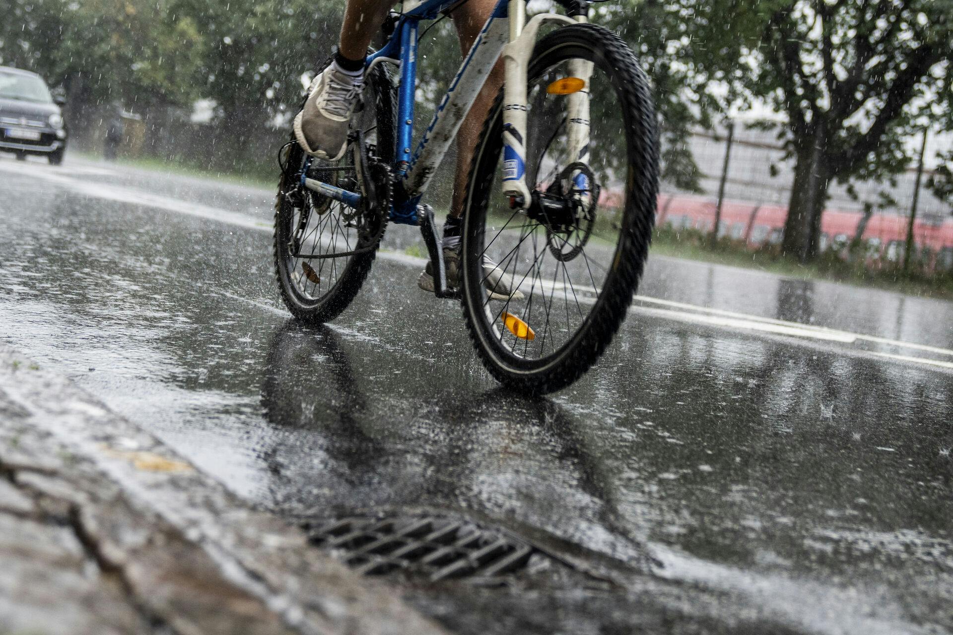 - Der kommer regn i alle mulige former både i form af fronter, nedbør og byger, siger vagthavende meteorolog ved DMI, Mille Jensen, om ugens vejr.
