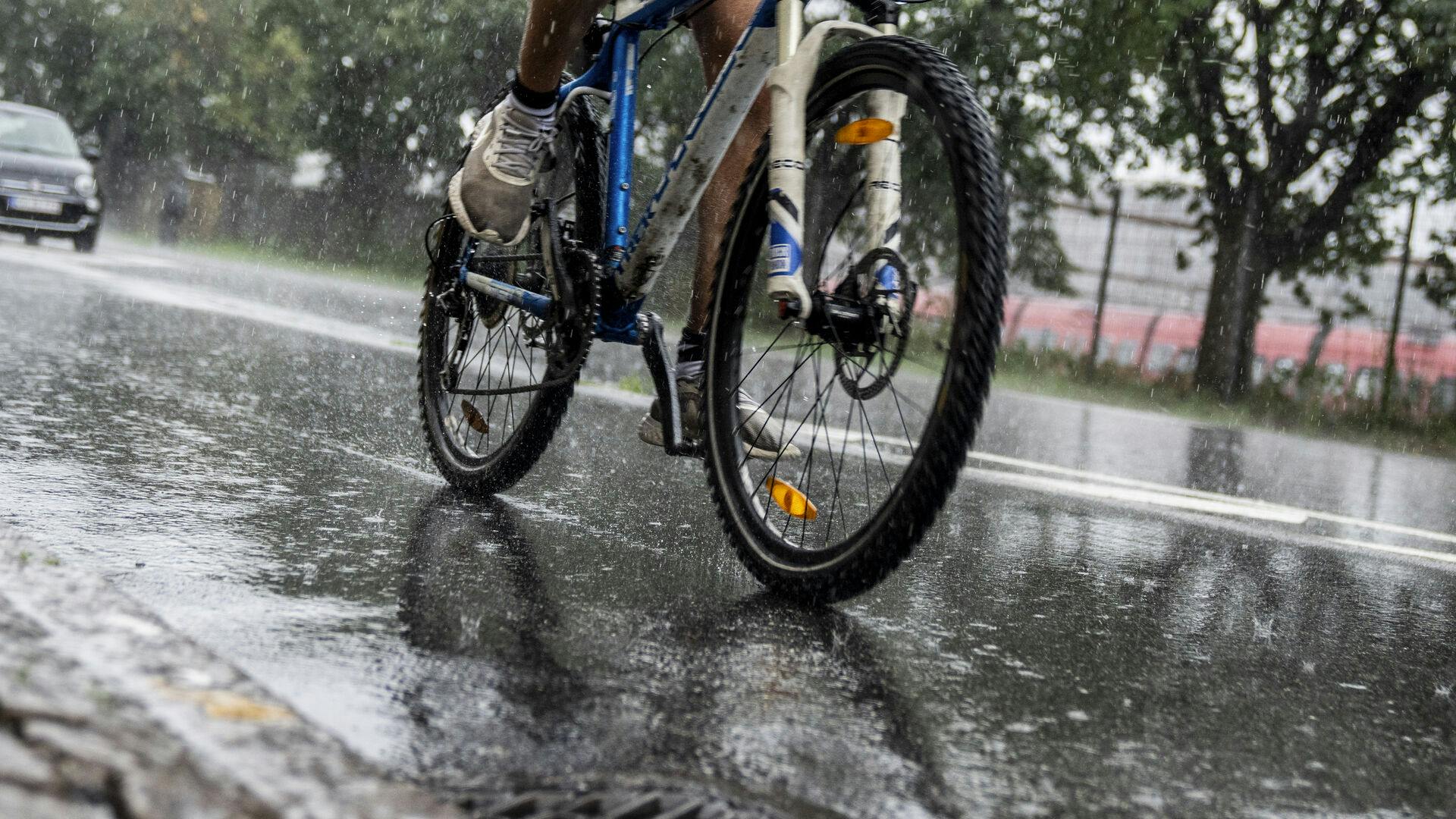 - Der kommer regn i alle mulige former både i form af fronter, nedbør og byger, siger vagthavende meteorolog ved DMI, Mille Jensen, om ugens vejr.