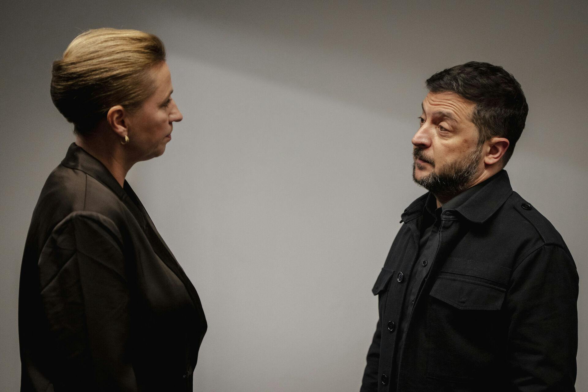 Ukraines præsident, Volodymyr Zelenskyj, skriver mandag på X, at han har talt med statsminister Mette Frederiksen (S).