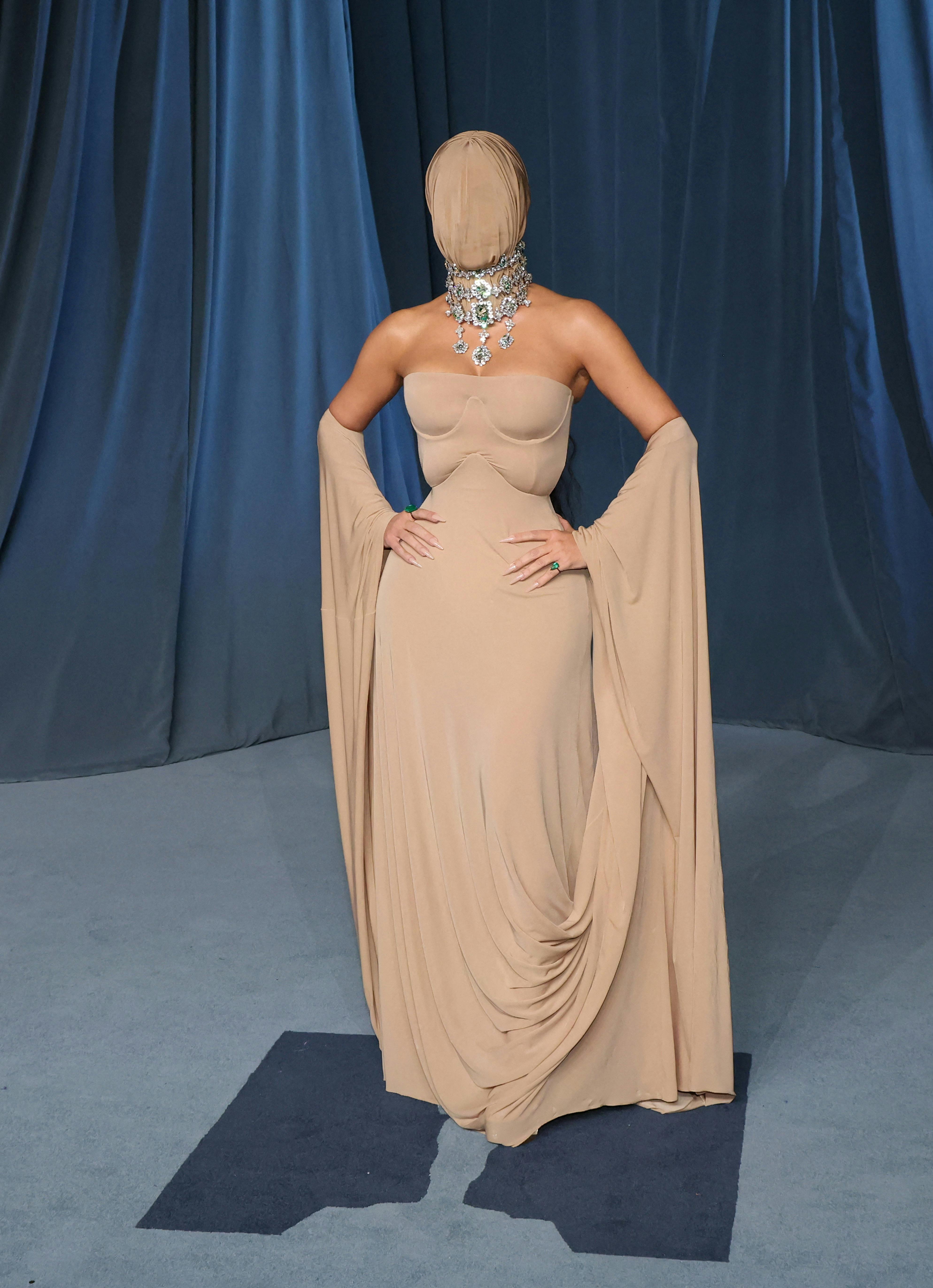 Kim Kardashians nude look var i den grad gennemført med både kjole og maske fra modehuset Maison Margiela.