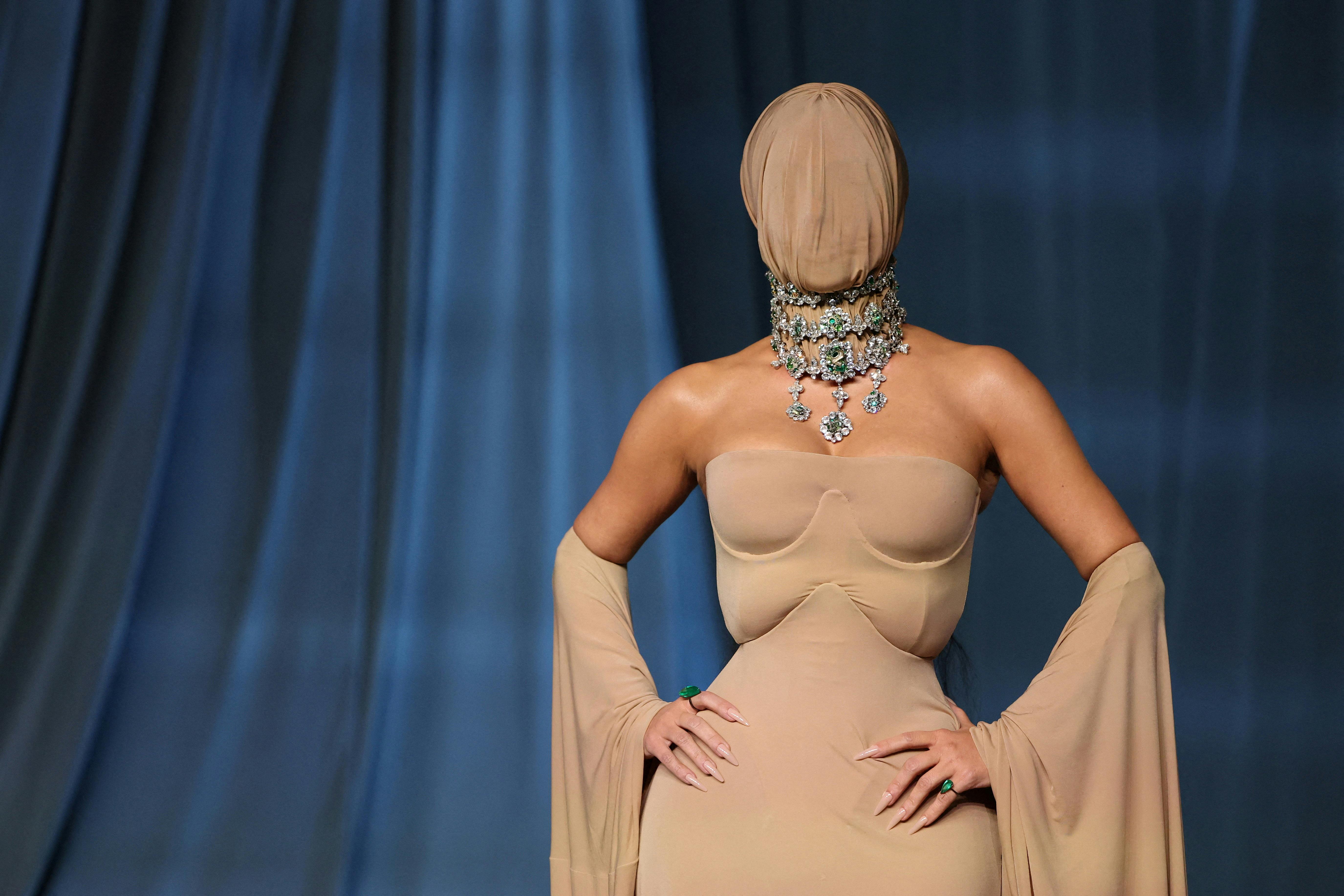Vi må da håbe, der er god ventilation inde bag den maske. Har du gættet, hvem der troppede op til Academy Museum Gala med ansigtet skjult?