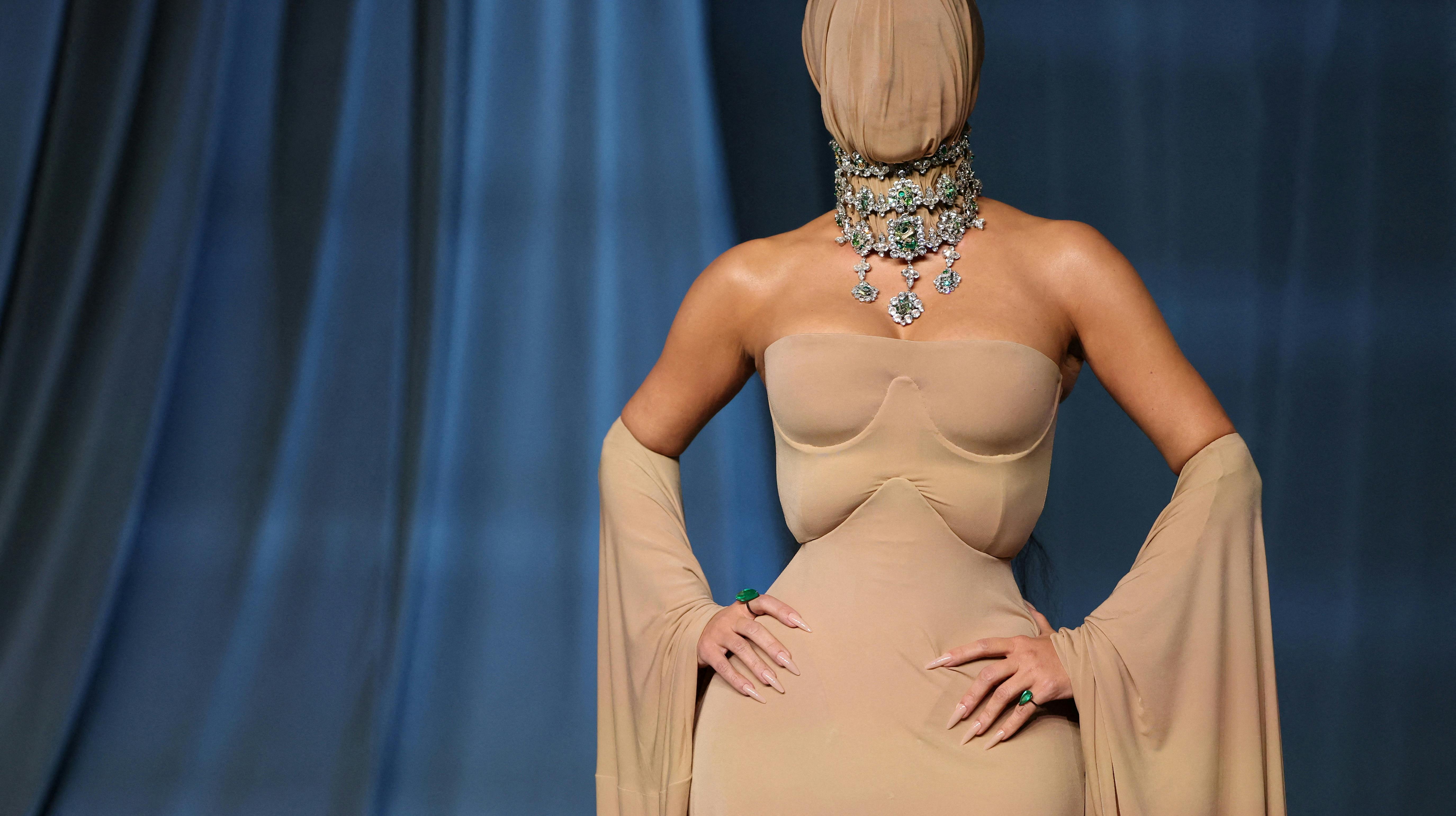 Vi må da håbe, der er god ventilation inde bag den maske. Har du gættet, hvem der troppede op til Academy Museum Gala med ansigtet skjult?