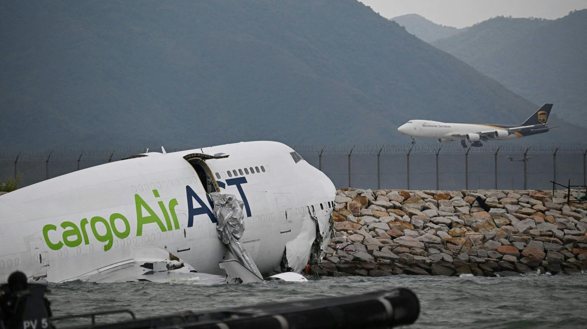 Det forlyder, at flyet ramte et køretøj på landingsbanen.