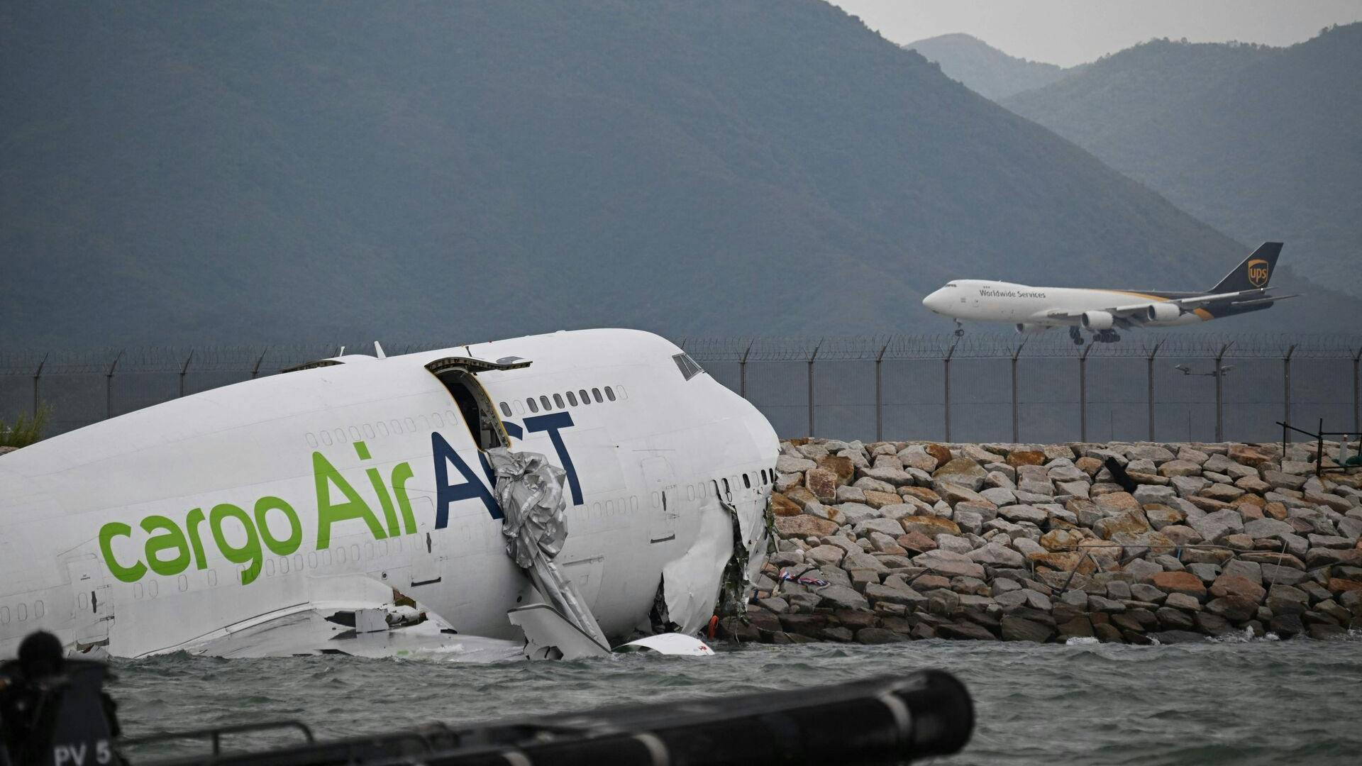Det forlyder, at flyet ramte et køretøj på landingsbanen.