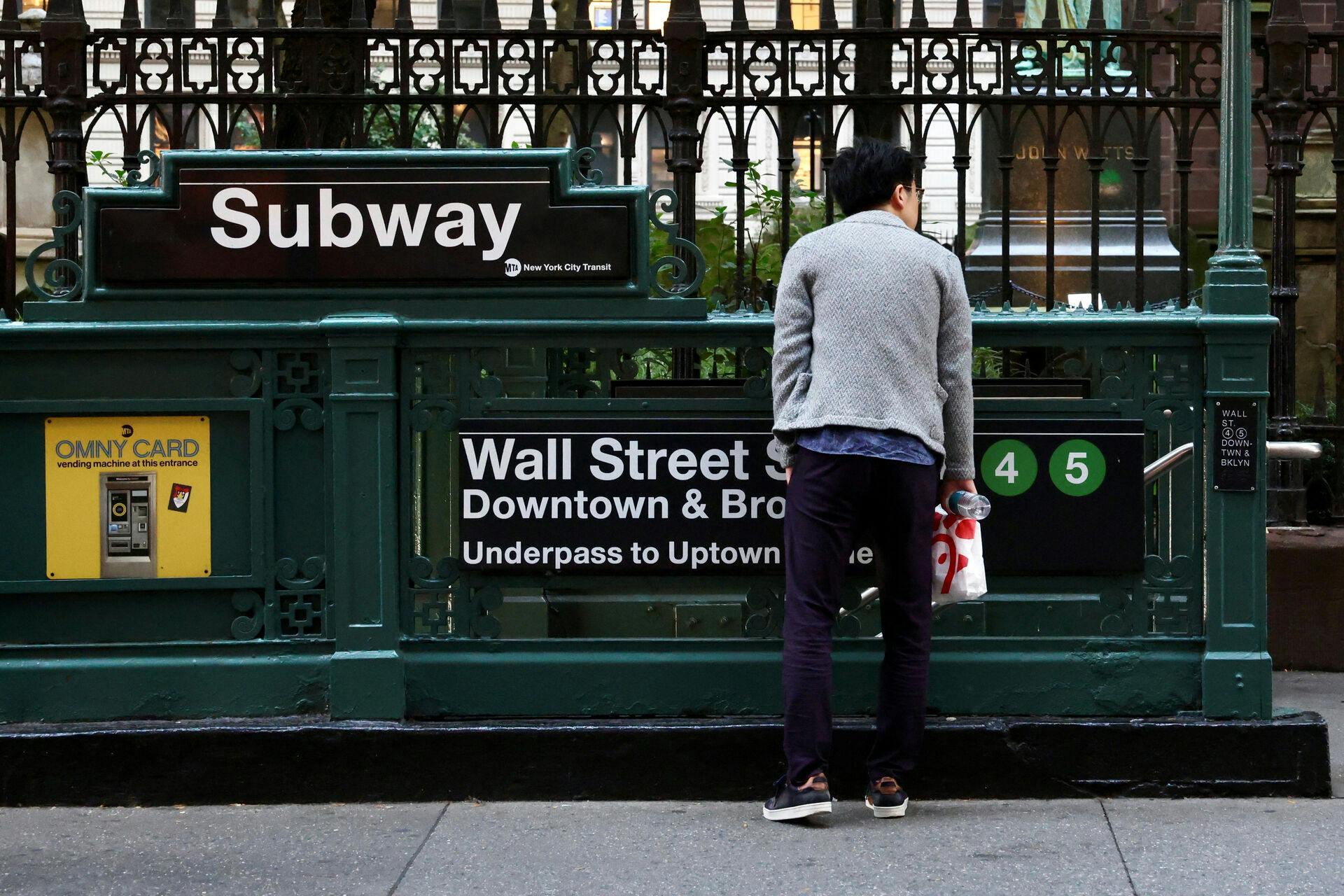 En lille nyfødt pige – med navlestrengen stadig fastgjort – blev mandag fundet på en trappe på en metrostation i New York