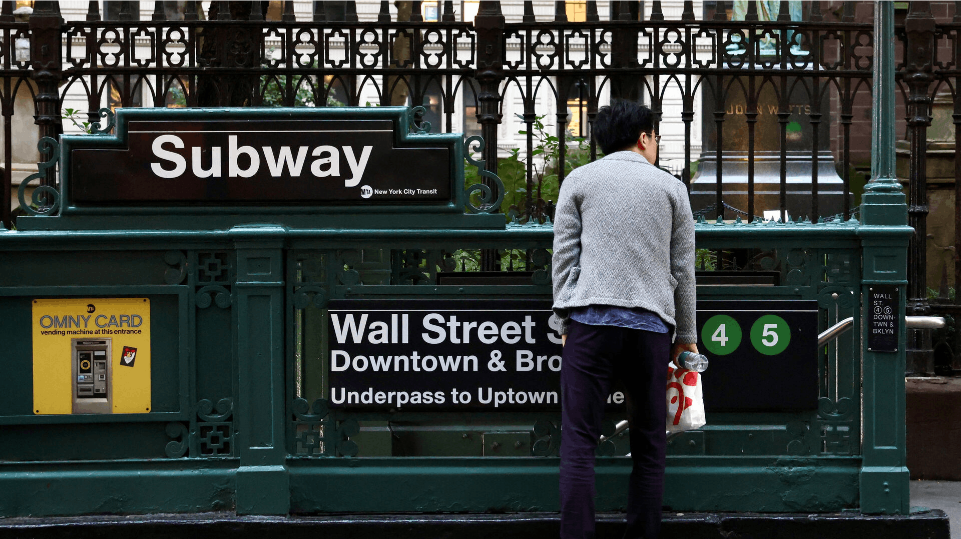 En lille nyfødt pige – med navlestrengen stadig fastgjort – blev mandag fundet på en trappe på en metrostation i New York