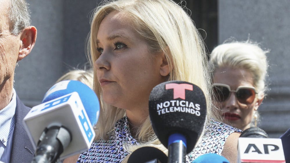 Virginia Giuffre, der tidligere i år begik selvmord, ses her under et pressemøde i 2019. (Arkivfoto).