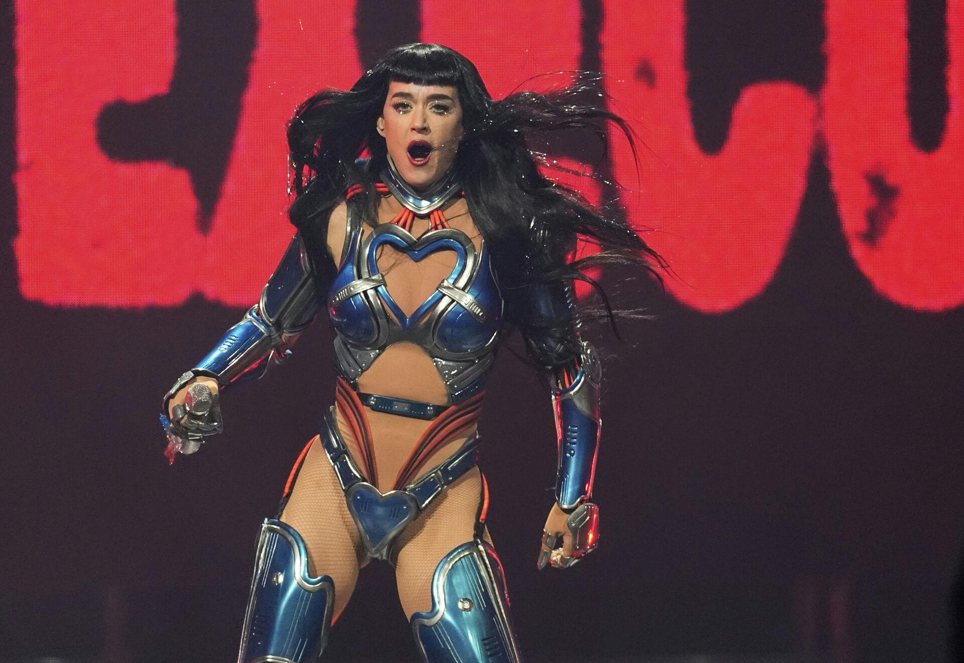 Katy Perrys optræden i Royal Arena søndag aften har fået alt andet end gode anmeldelser. Den amerikanske stjerne slagtes for en dårlig præstation.