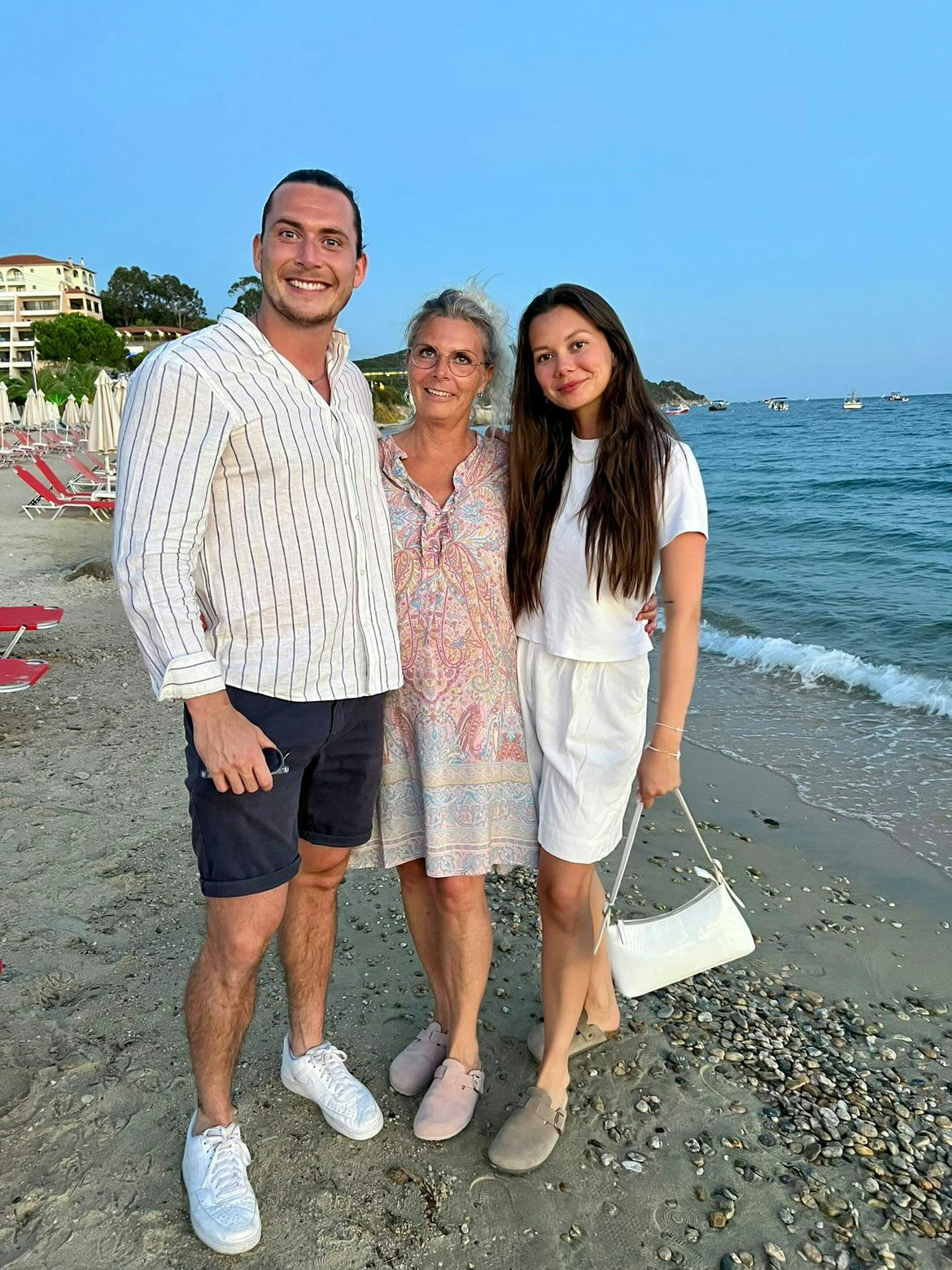 Nicklas lægger ikke skjul på, at han er et stort familiemenneske. Her ses han med mor Jette og lillesøsteren Mikkeline.