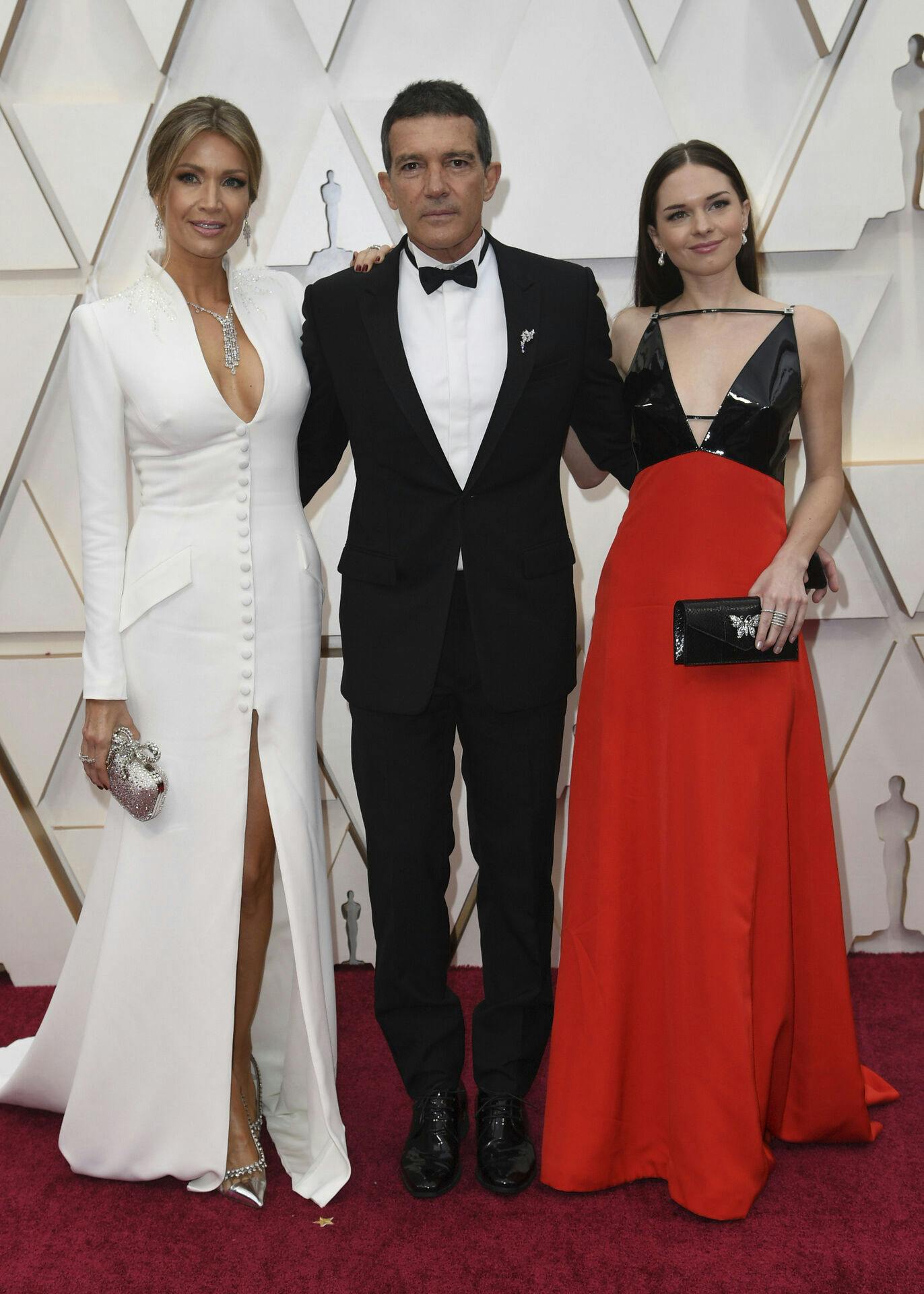 Stella Banderas (th.) med sin far, Antonio Banderas, og farmands kæreste, Nicole Kimpel (tv.).