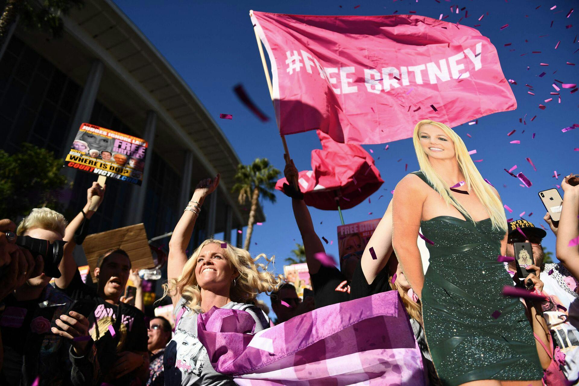 FreeBritney-supportere jubler foran retten i Los Angeles den 12. november 2021, da Britney blev erklæret en fri og selvstændig kvinde.