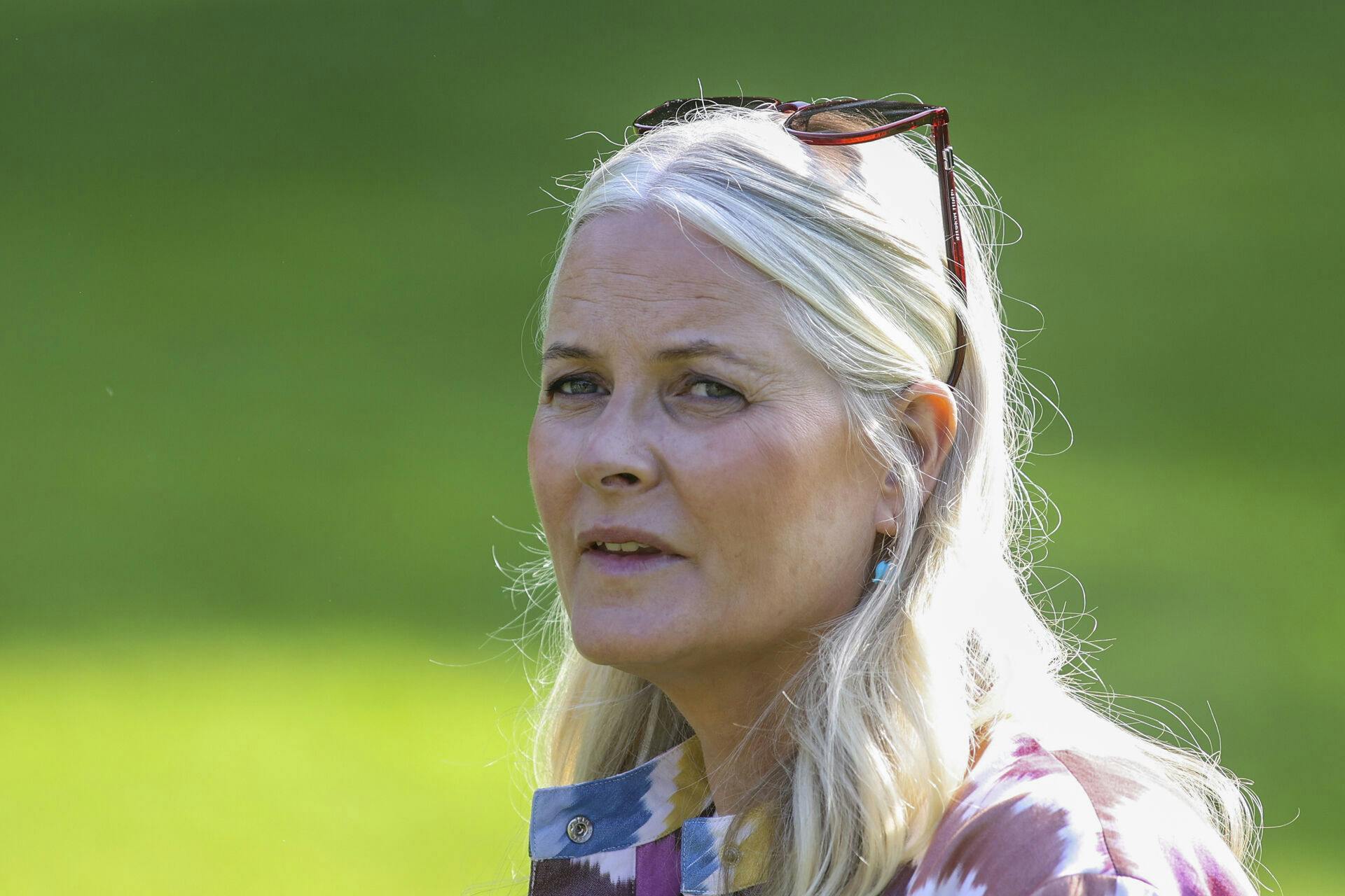 Mette-Marit er ifølge e ny bog rasende på politiet over håndteringen af sagen mod Marius Borg Høiby.