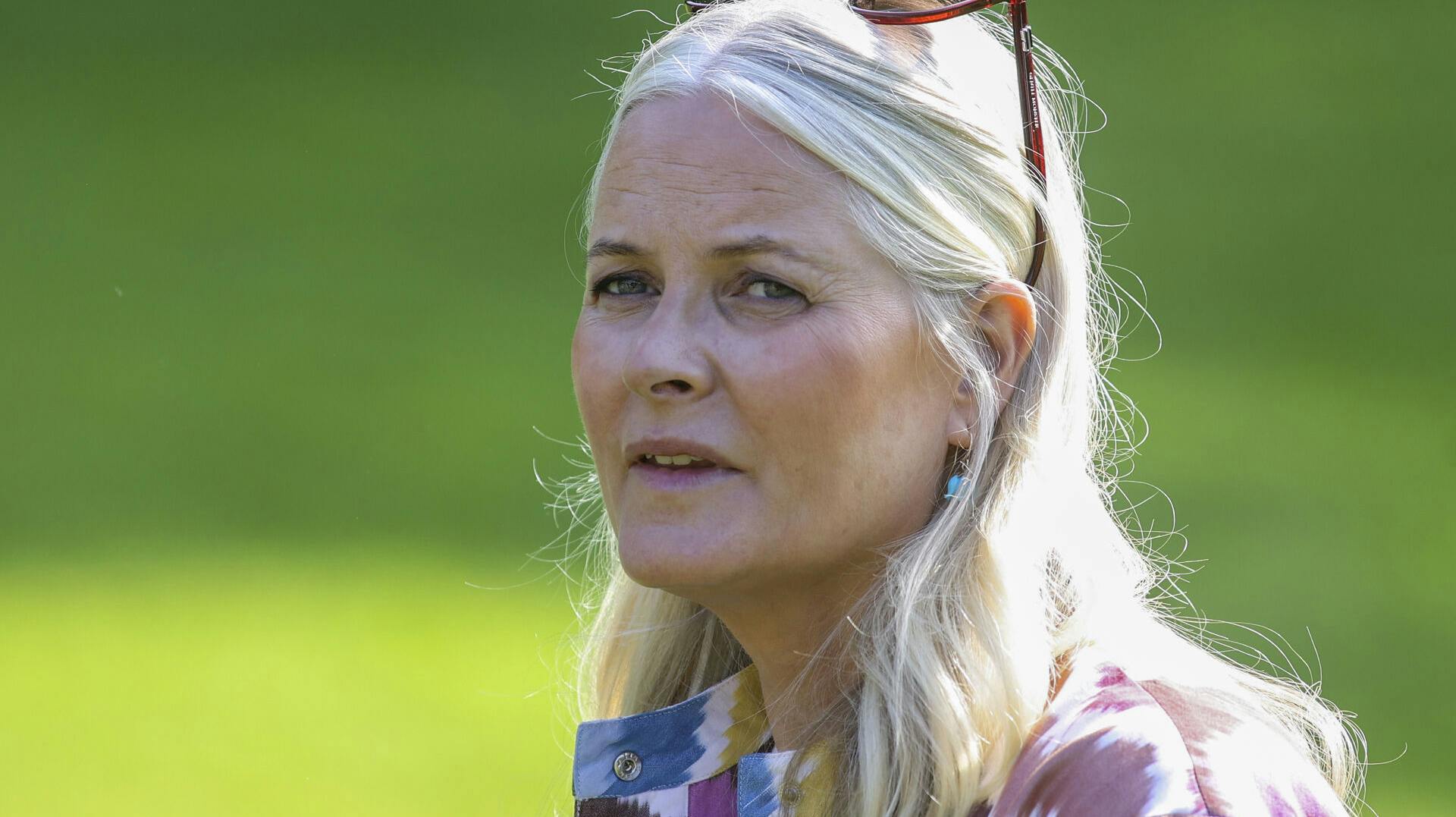 Mette-Marit er ifølge e ny bog rasende på politiet over håndteringen af sagen mod Marius Borg Høiby.