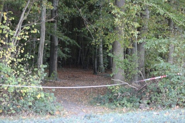 Politiet har arbejdet på stedet af flere omgange. Her ses afspærringen ved Bukkemose Skov.