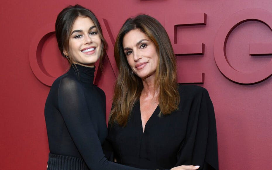 Kaia Gerber og Cindy Crawford har fået en stalker på nakken.