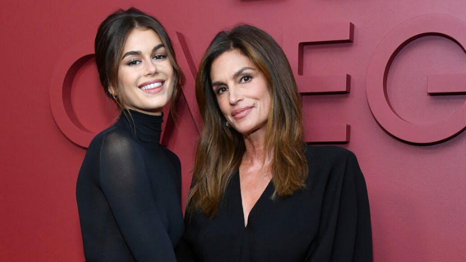 Kaia Gerber og Cindy Crawford har fået en stalker på nakken.