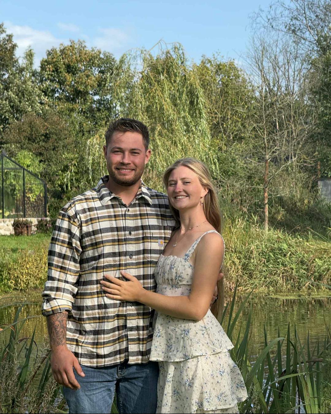 Mia Kongsgaard er netop blevet kærester med Oliver Thomsen, som efter opfordring fra sin faster skrev til hende, da de havde set hende i "Landmand søger kærlighed".