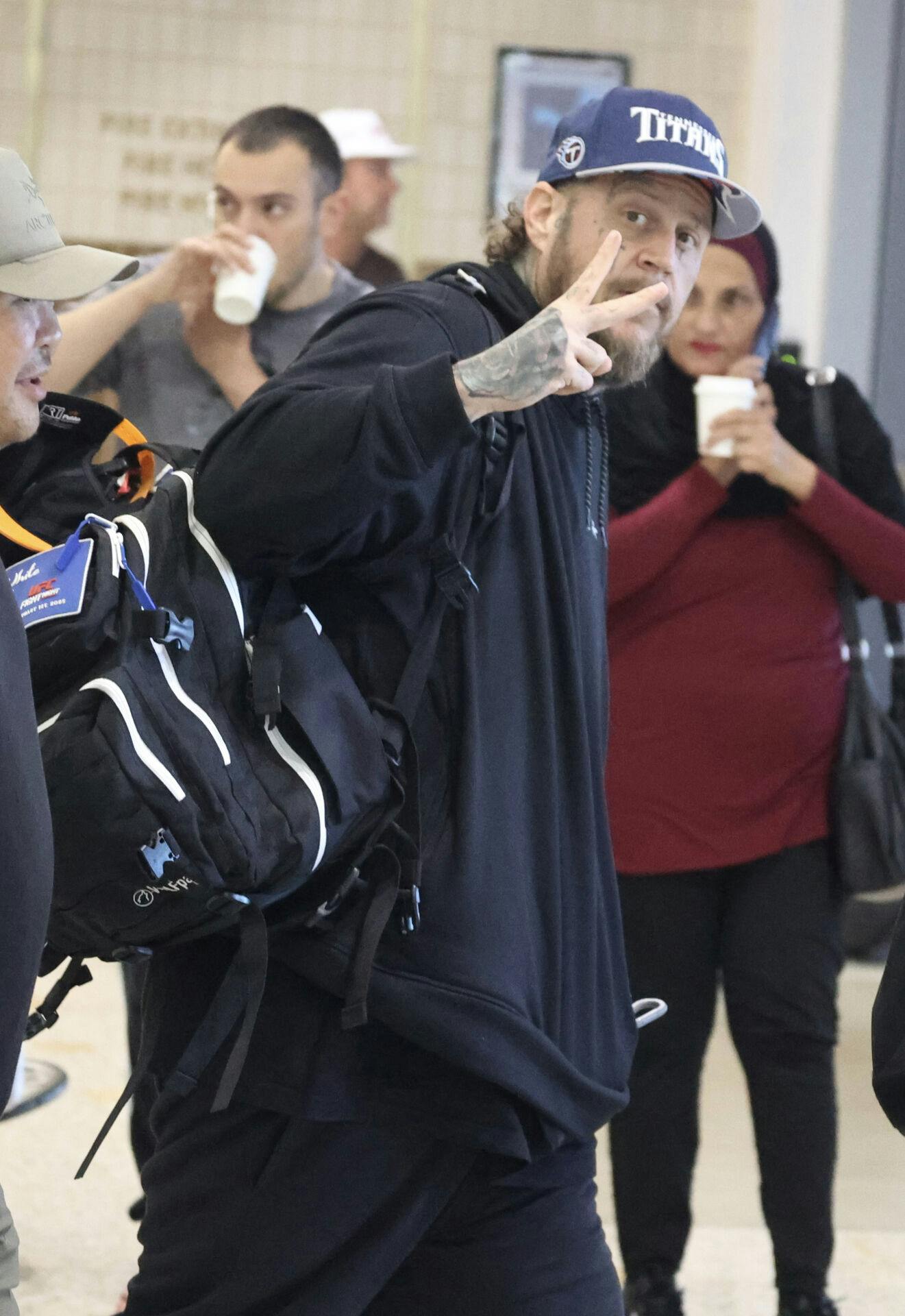 EXCLUSIVE: *NO DAILYMAIL ONLINE* International music star Jelly Roll arrives in Australia for his first ever headline Aussie tour, landing at Sydney airport today with a security entourage Pictured: jelly roll Ref: BLU_S8606278 201025 EXCLUSIVE Picture by: Media-Mode / SplashNews.com Splash News and Pictures USA: 310-525-5808 UK: 020 8126 1009 eamteam@shutterstock.com World Rights, No New Zealand Rights, No Australia Rights