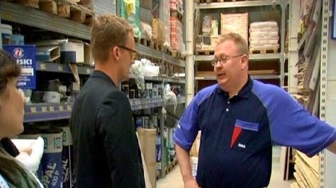 Michael Larsen var bedst kendt for sin rolle som Silvan-medarbejderen, der skaffer "lortebrædder" til Frank i "Klovn". 