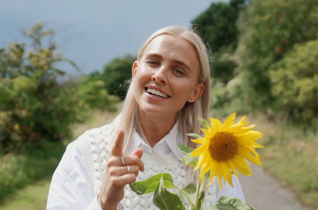 "Landmand søger kærlighed" får en 13. sæson, afslører vært Sofie Martinusen.