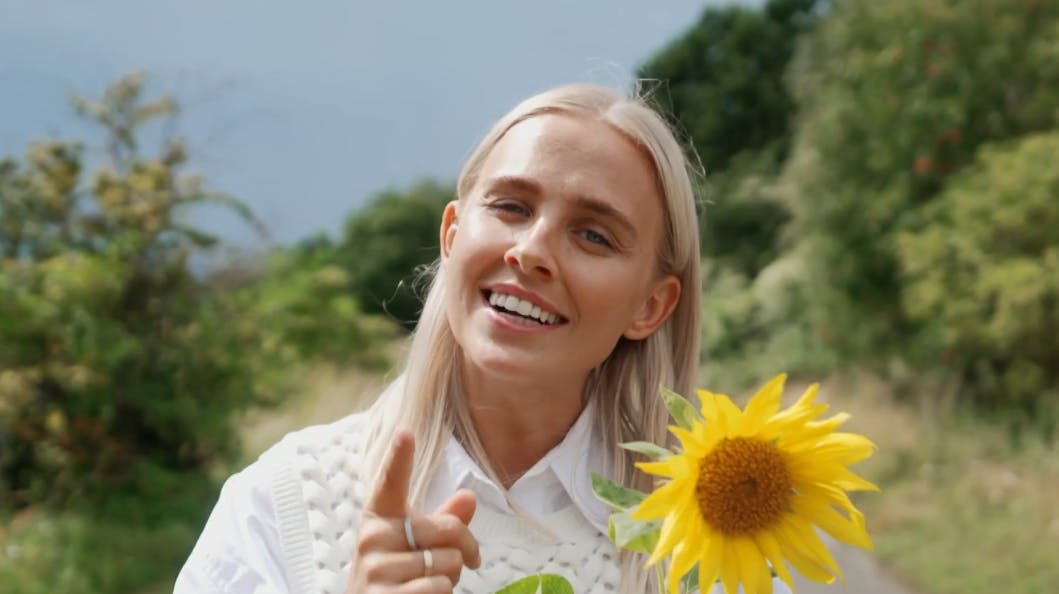 "Landmand søger kærlighed" får en 13. sæson, afslører vært Sofie Martinusen.