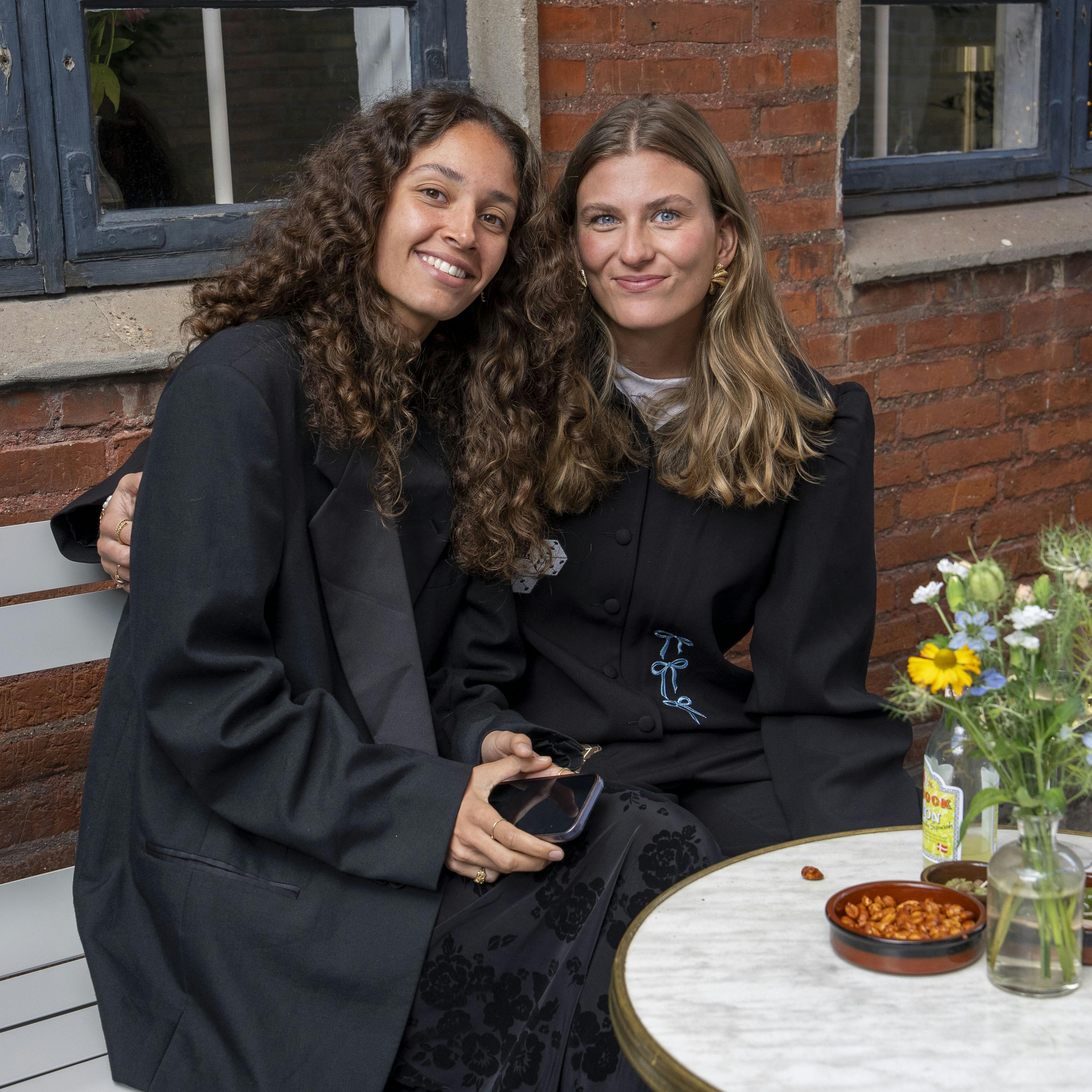 Josephine Lech og Alberte Pitter til finalefesten efter sæson to af "Love Island". Parret er netop flyttet sammen.