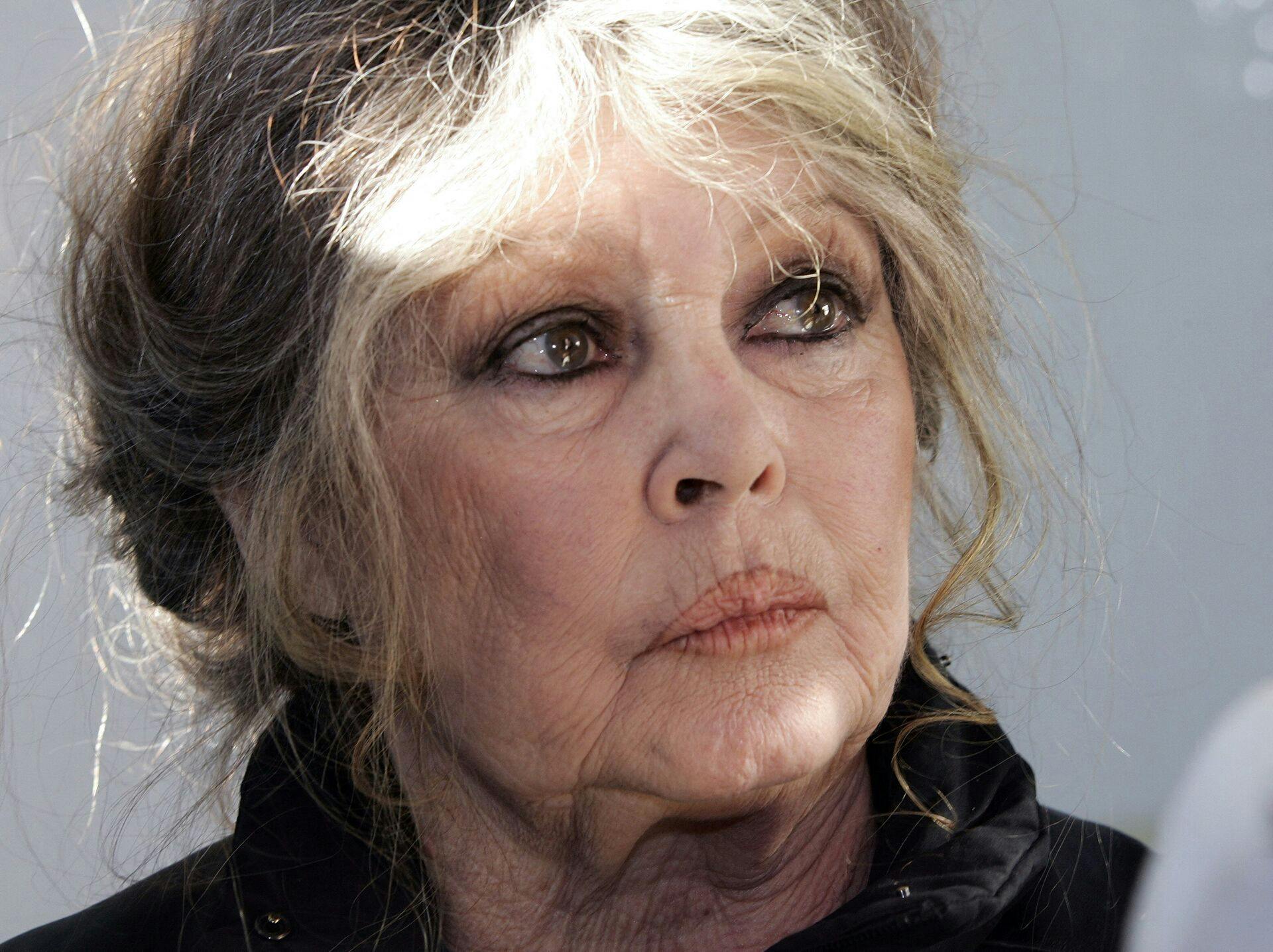 Brigitte Bardot afviser at være død, men influencer holder fast.