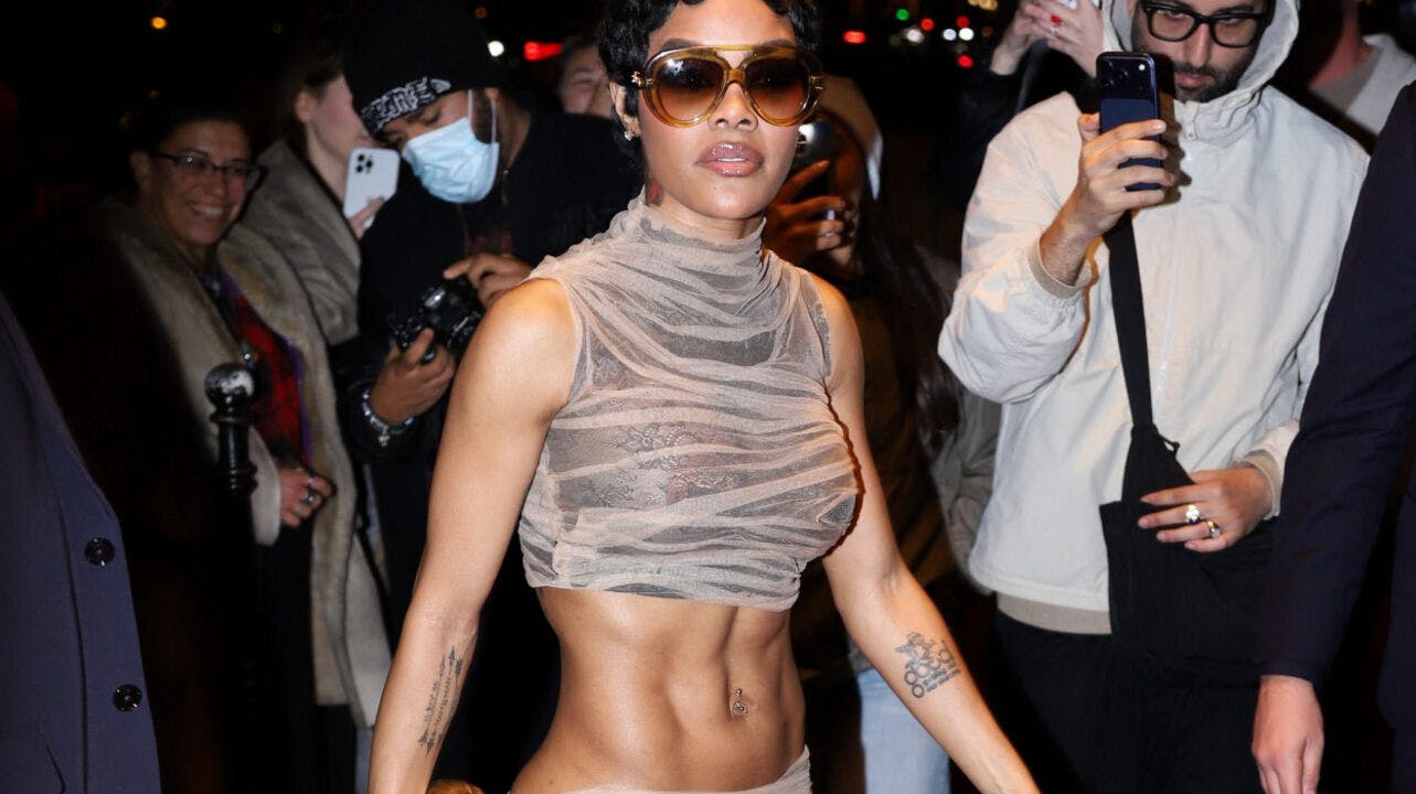 Teyana Taylor arrive au Crazy Horse pour la soirée d'anniversaire (45 ans) de K.Kardashian à Paris le 21 octobre 2025. © Yoann Ouahcene / Bestimage Teyana Taylor arrives at Crazy Horse for K. Kardashian's 45th birthday party in Paris on October 21, 2025.