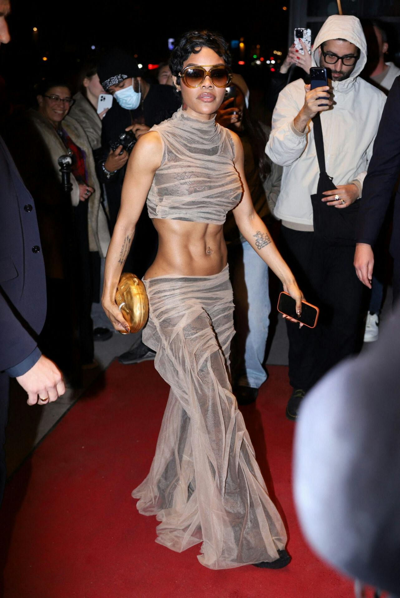 Teyana Taylor arrive au Crazy Horse pour la soirée d'anniversaire (45 ans) de K.Kardashian à Paris le 21 octobre 2025. © Yoann Ouahcene / Bestimage Teyana Taylor arrives at Crazy Horse for K. Kardashian's 45th birthday party in Paris on October 21, 2025.