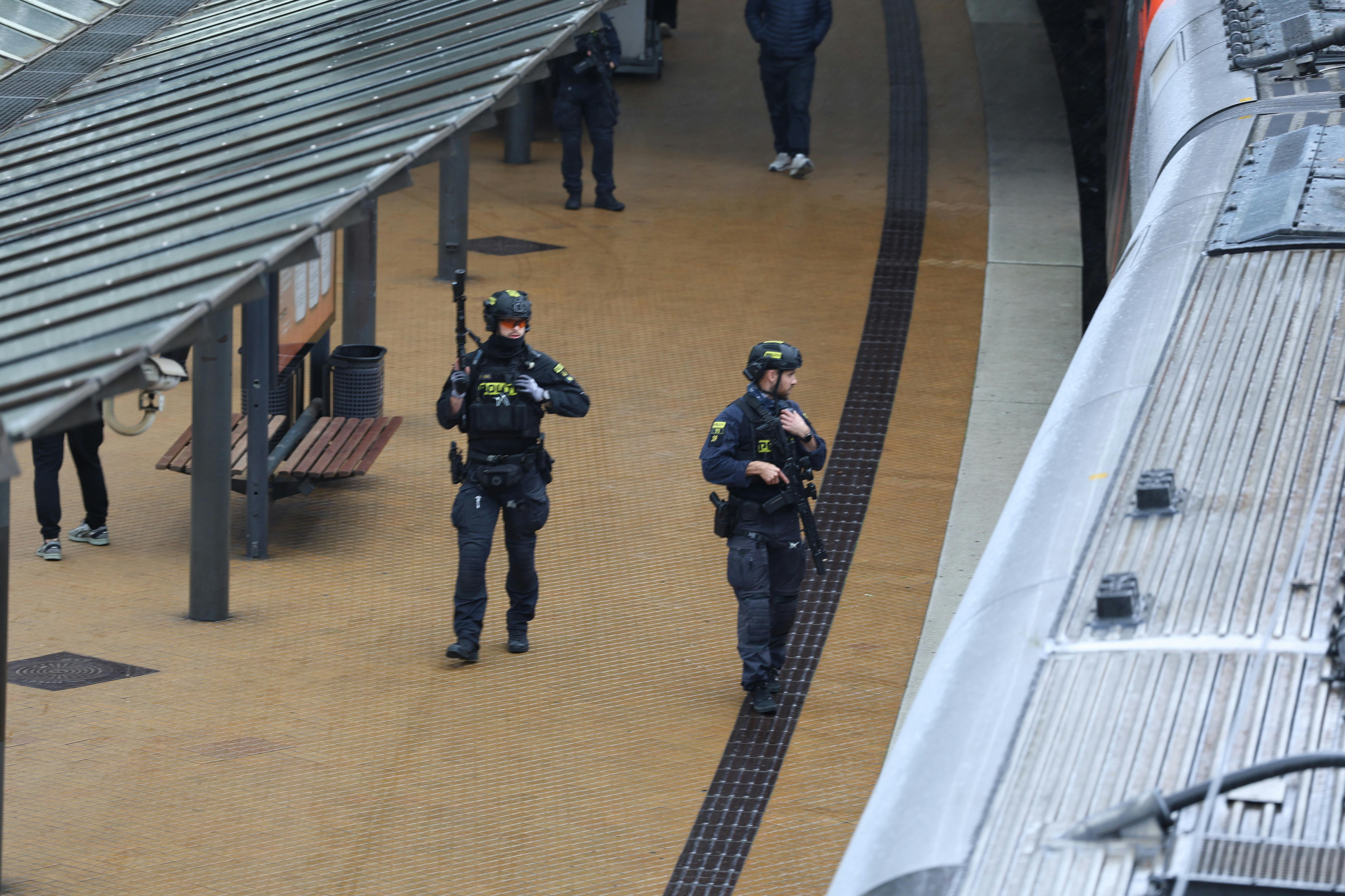 Politiet til stede på Hovedbanegården torsdag eftermiddag.