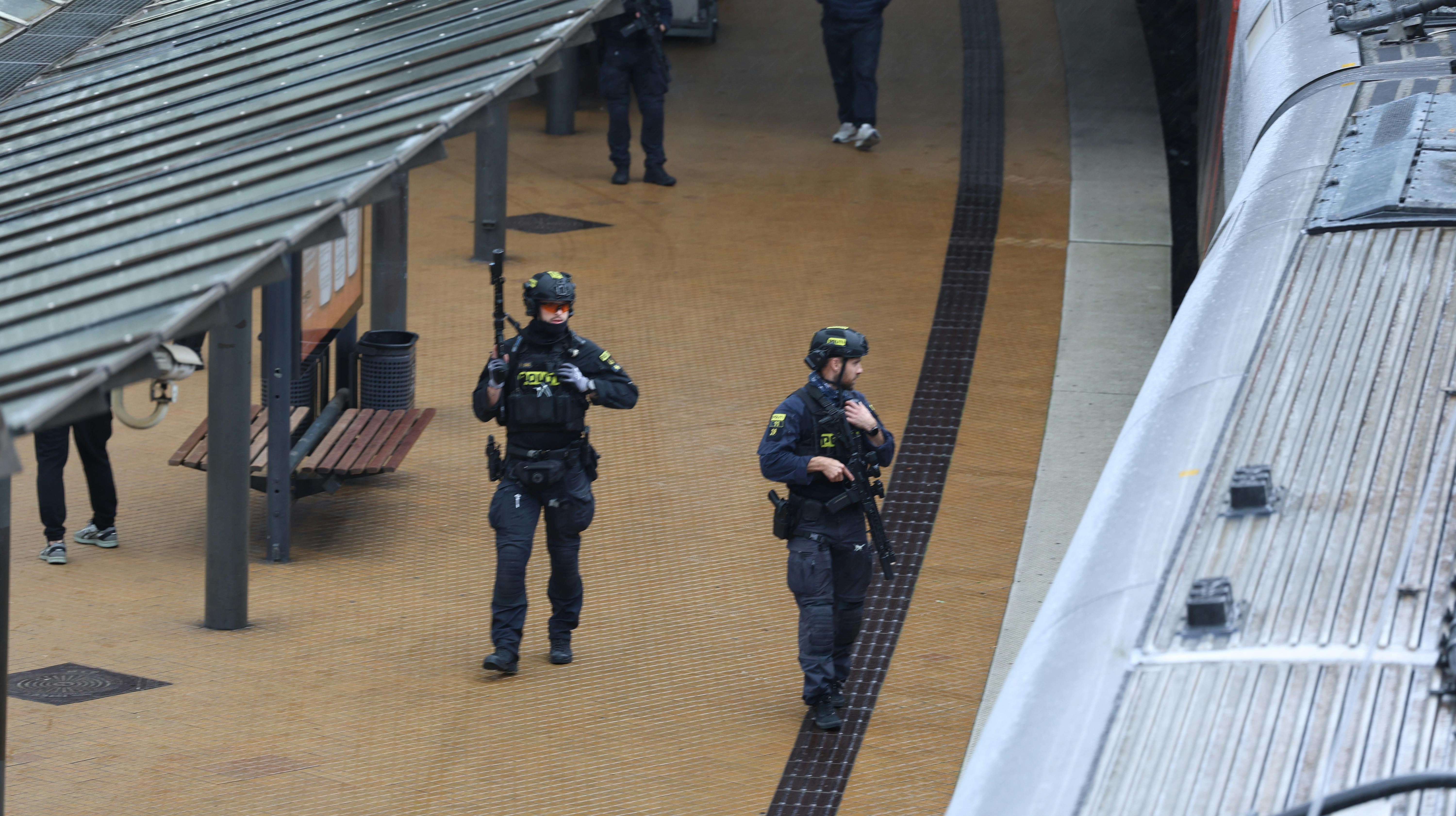 Politiet til stede på Hovedbanegården torsdag eftermiddag.