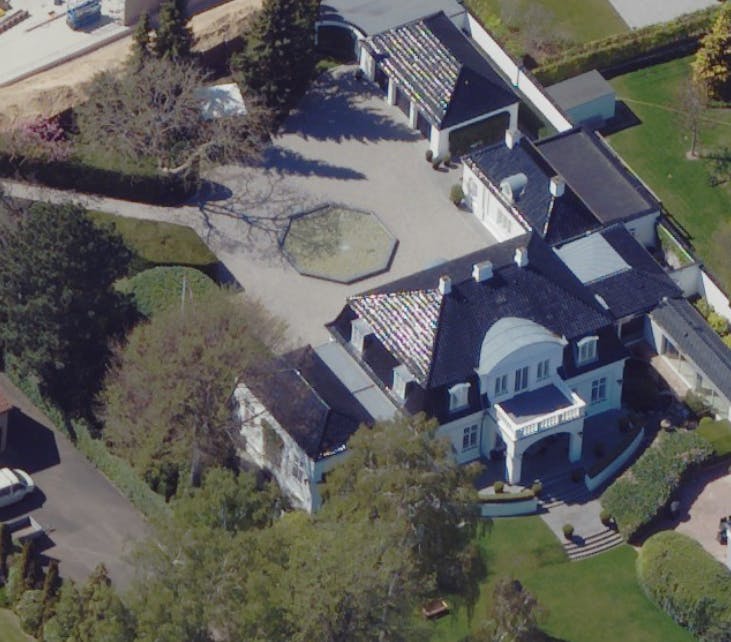 Det er denne villa i Vedbæk, der nu har skiftet ejer for 110 millioner kroner.