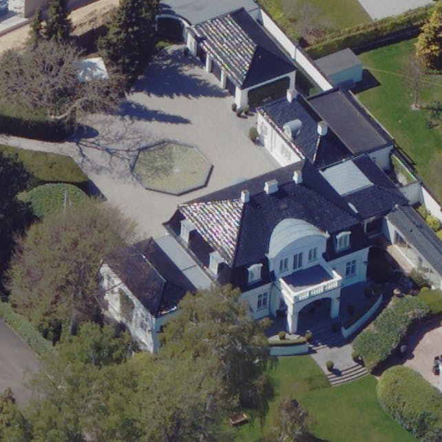 Det er denne villa i Vedbæk, der nu har skiftet ejer for 110 millioner kroner.