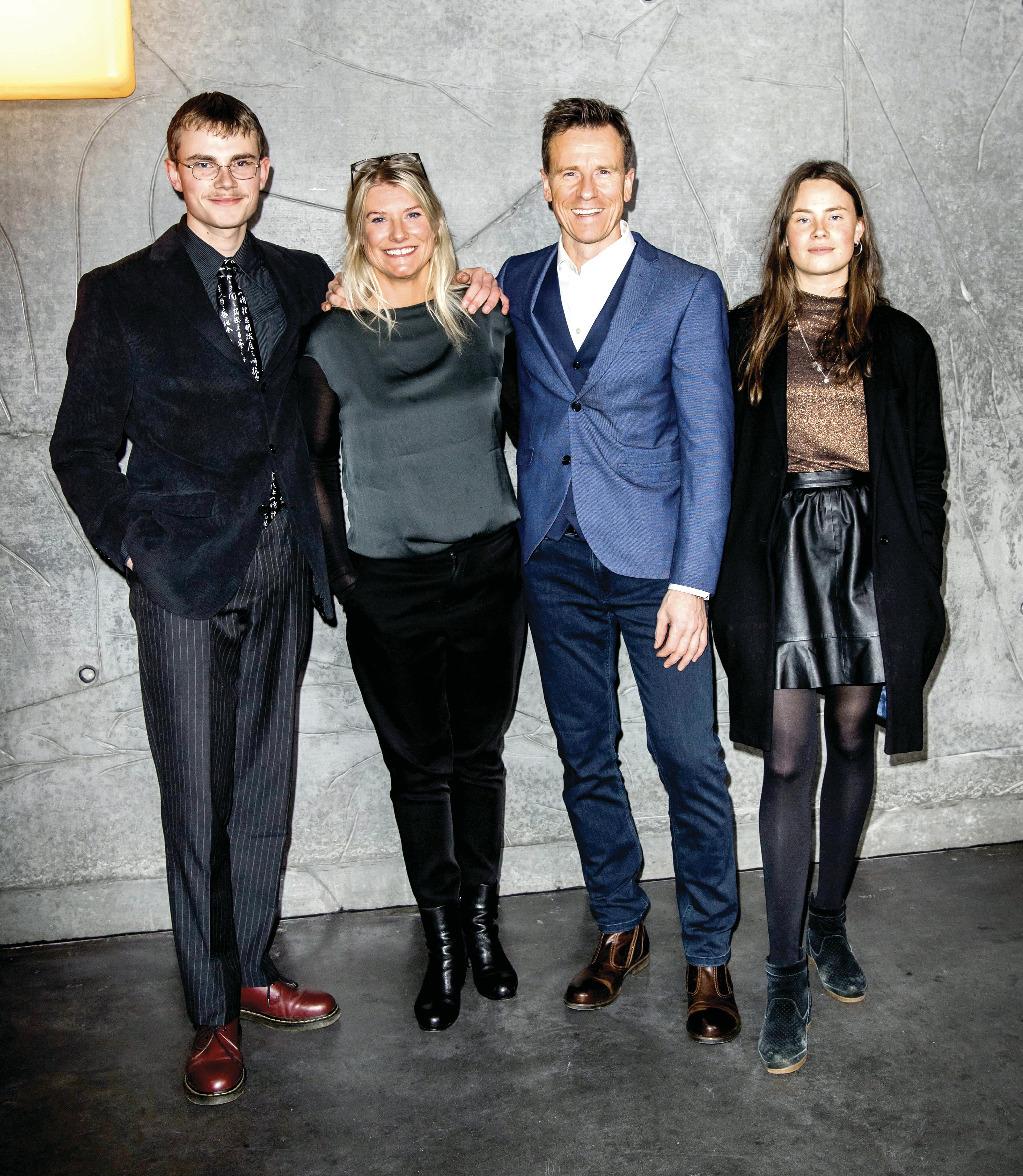 Markus Grigo fra "Den store bagedyst" med børnene Christopher og Caroline samt kæresten Susanne Christoffersen til "Året der gik" på DR i 2017.